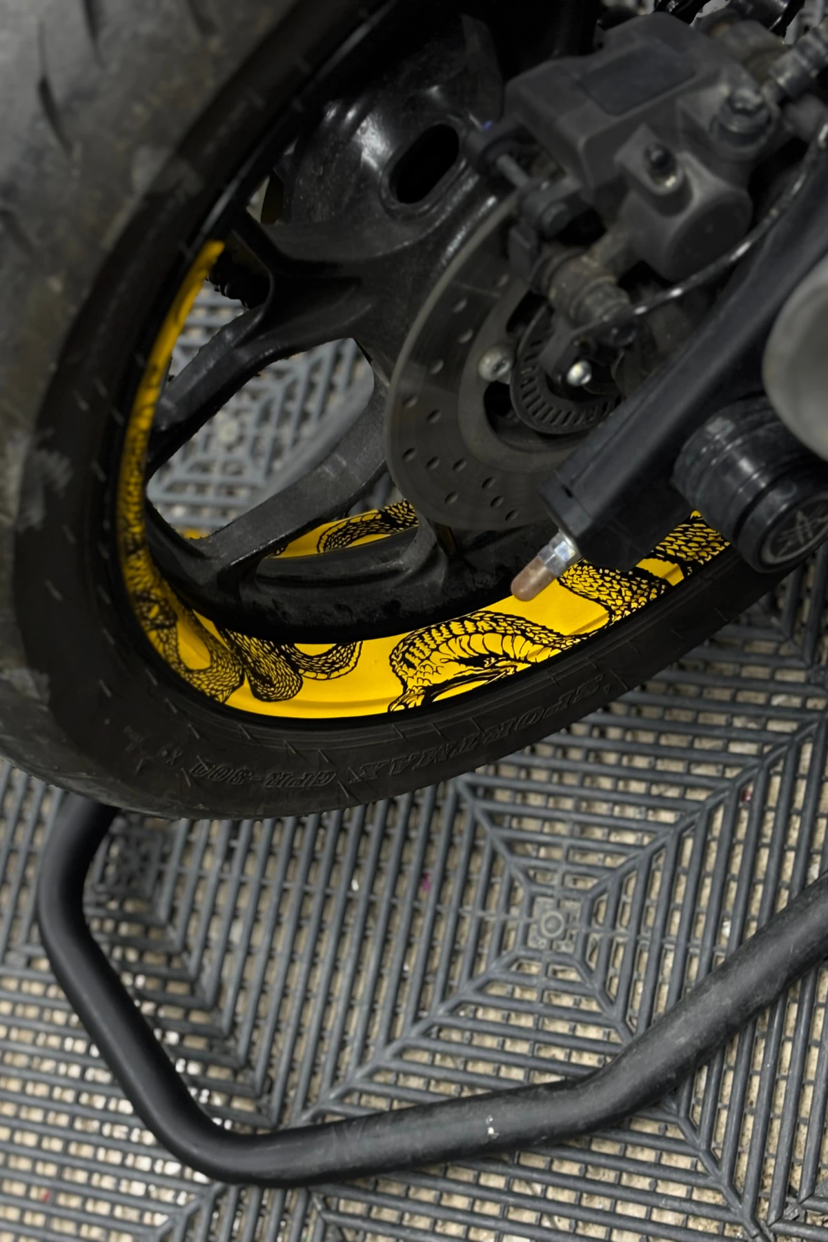 Motosiklet Jantı için 17 Inch Jantlara Uyumlu Reflektörlü Sarı Yılan Desenli Jant Şeridi Seti (4 Parça)