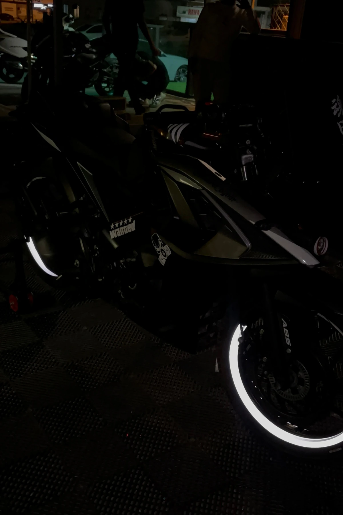 Motosiklet Jantı için 17 Inch Reflektörlü Beyaz Yarım Jant Şeridi Sticker Seti (4 Parça)