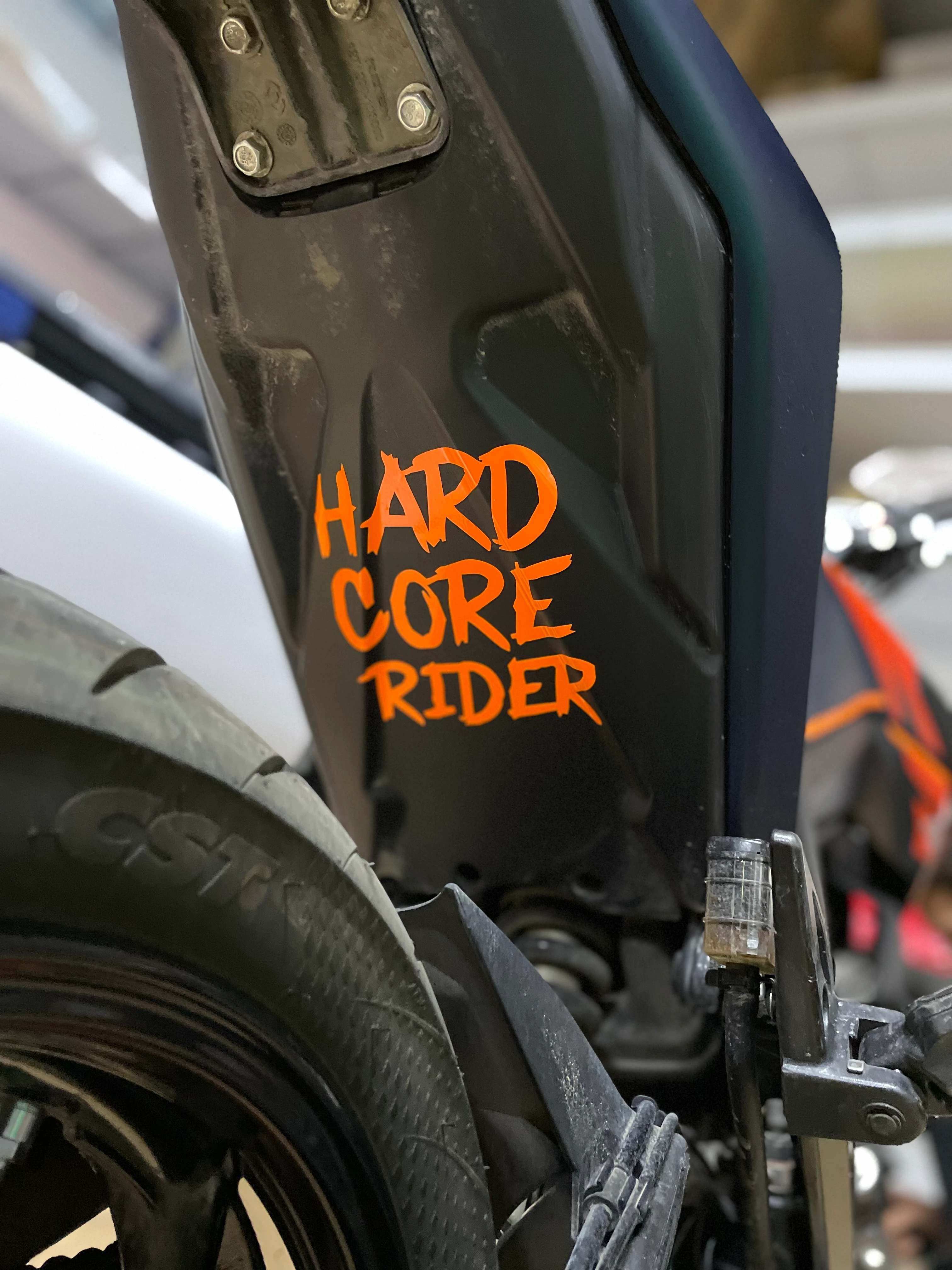 Motor Depo ve Sele altı Neon Turuncu Hardcore Rider Sticker Etiket (12CMx15CM)