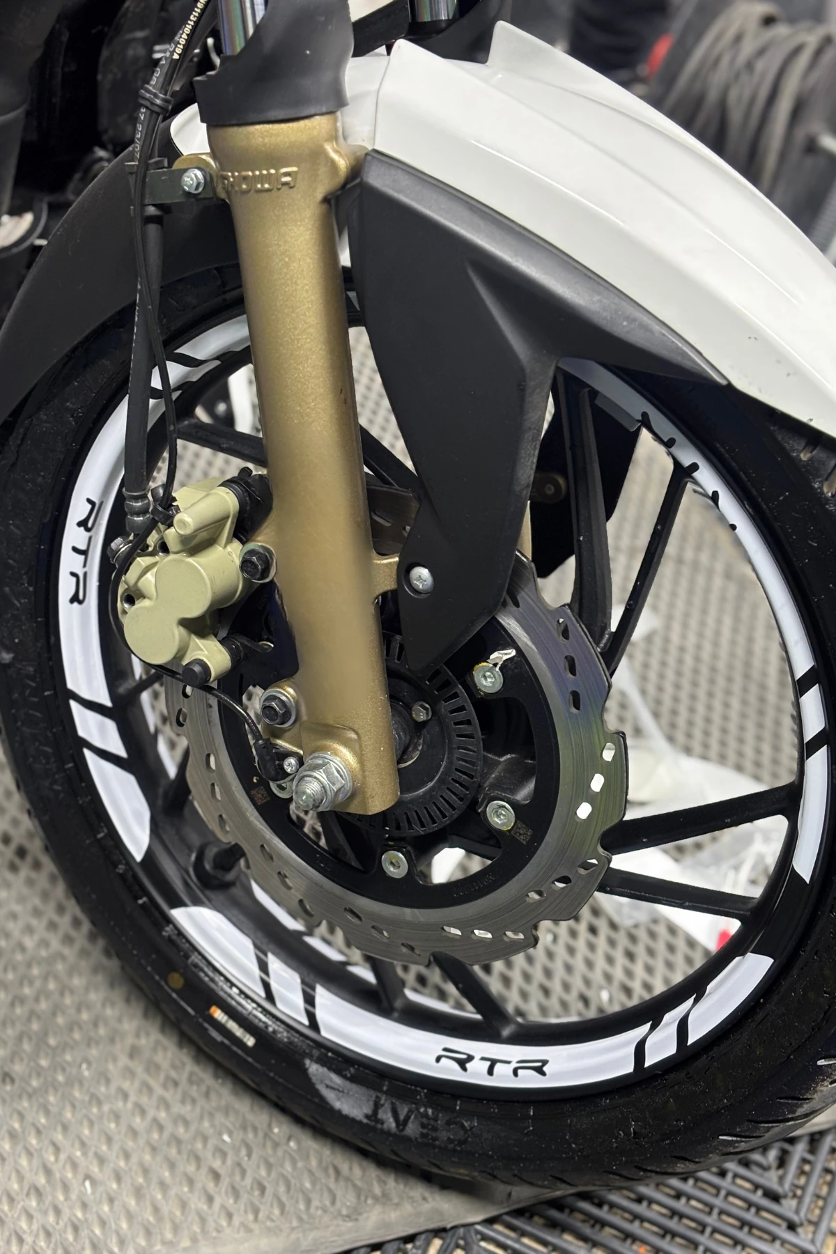 TVS Apache RTR için Tüm Yıllara Uyumlu 12 Parça Jant Şeridi Sticker Seti (Beyaz)