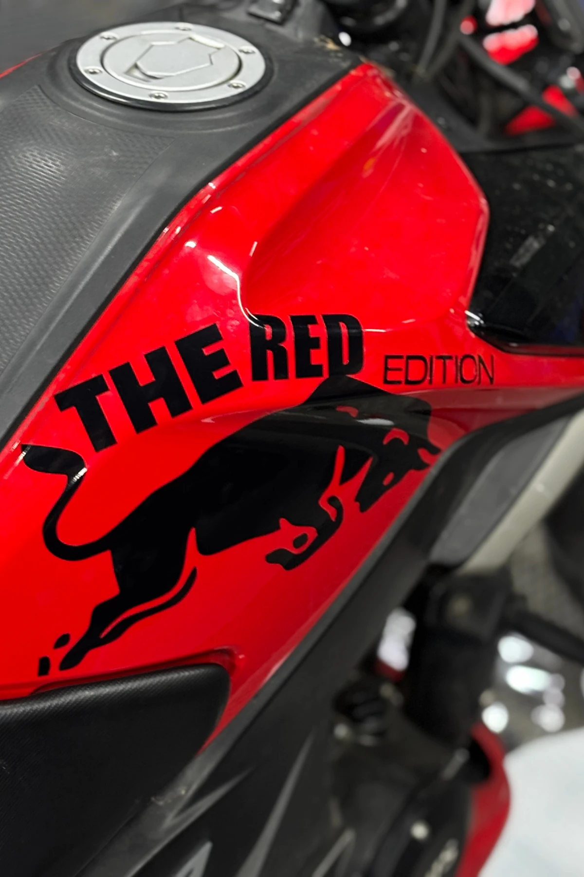 TVS Raider 125 için Siyah Renk Redbull Red Edition Sticker Seti 