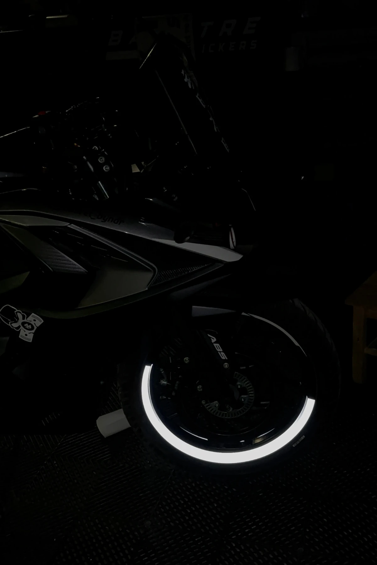 Motosiklet Jantı için 17 Inch Reflektörlü Beyaz Yarım Jant Şeridi Sticker Seti (4 Parça)