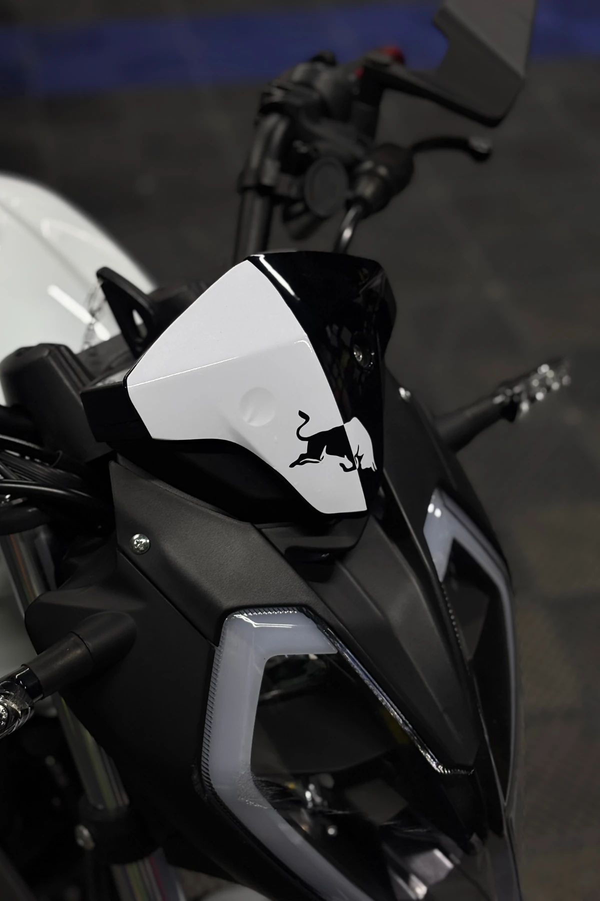 Benelli 125s ve RKS RK125 için Redbull Desenli Beyaz Kafa Detay Sticker 