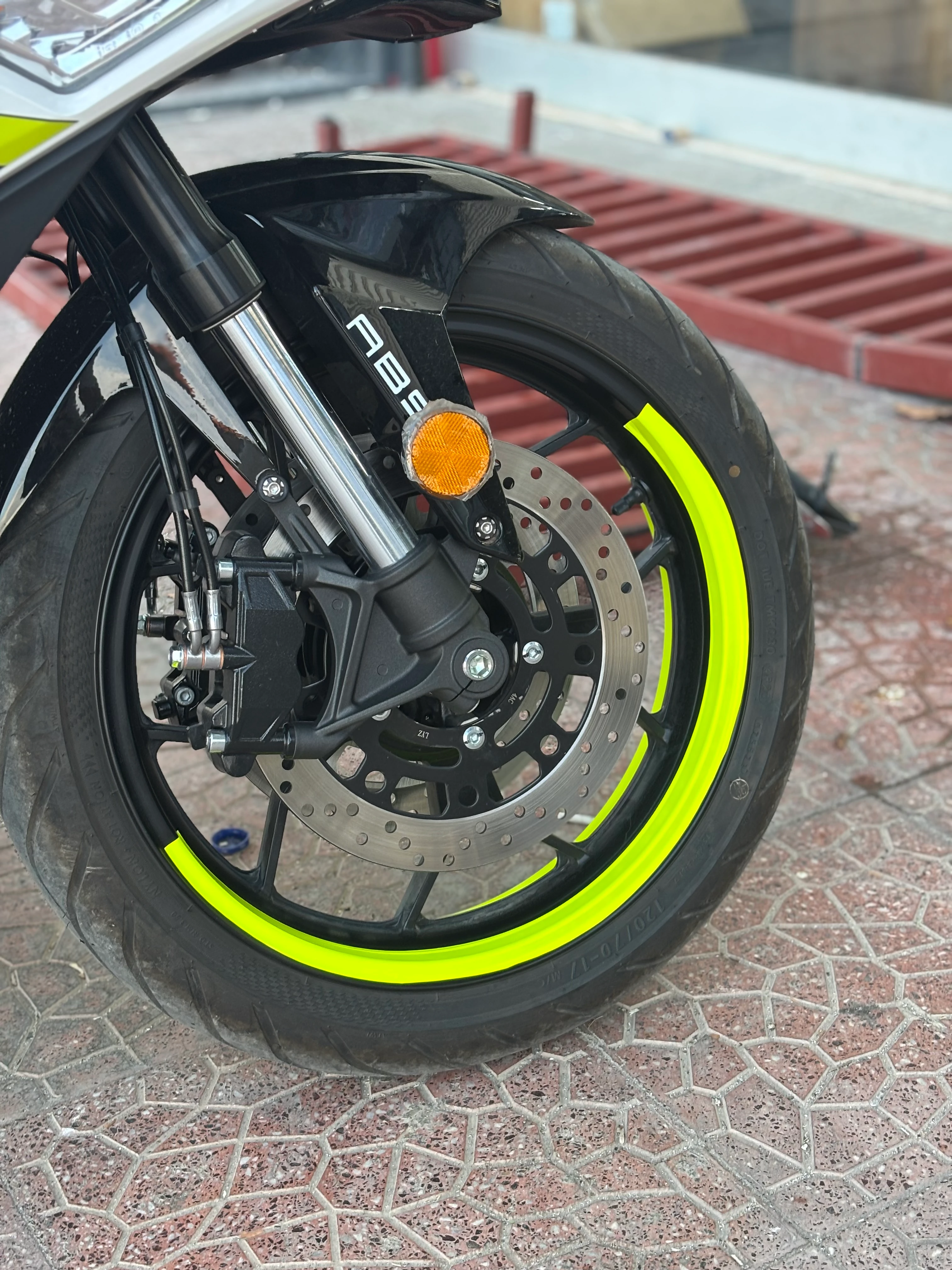 Motosiklet Jantı için 17 Inch Motorlara Uyumlu Neon Sarı Yarım Jant Sticker Seti (4 Parça)