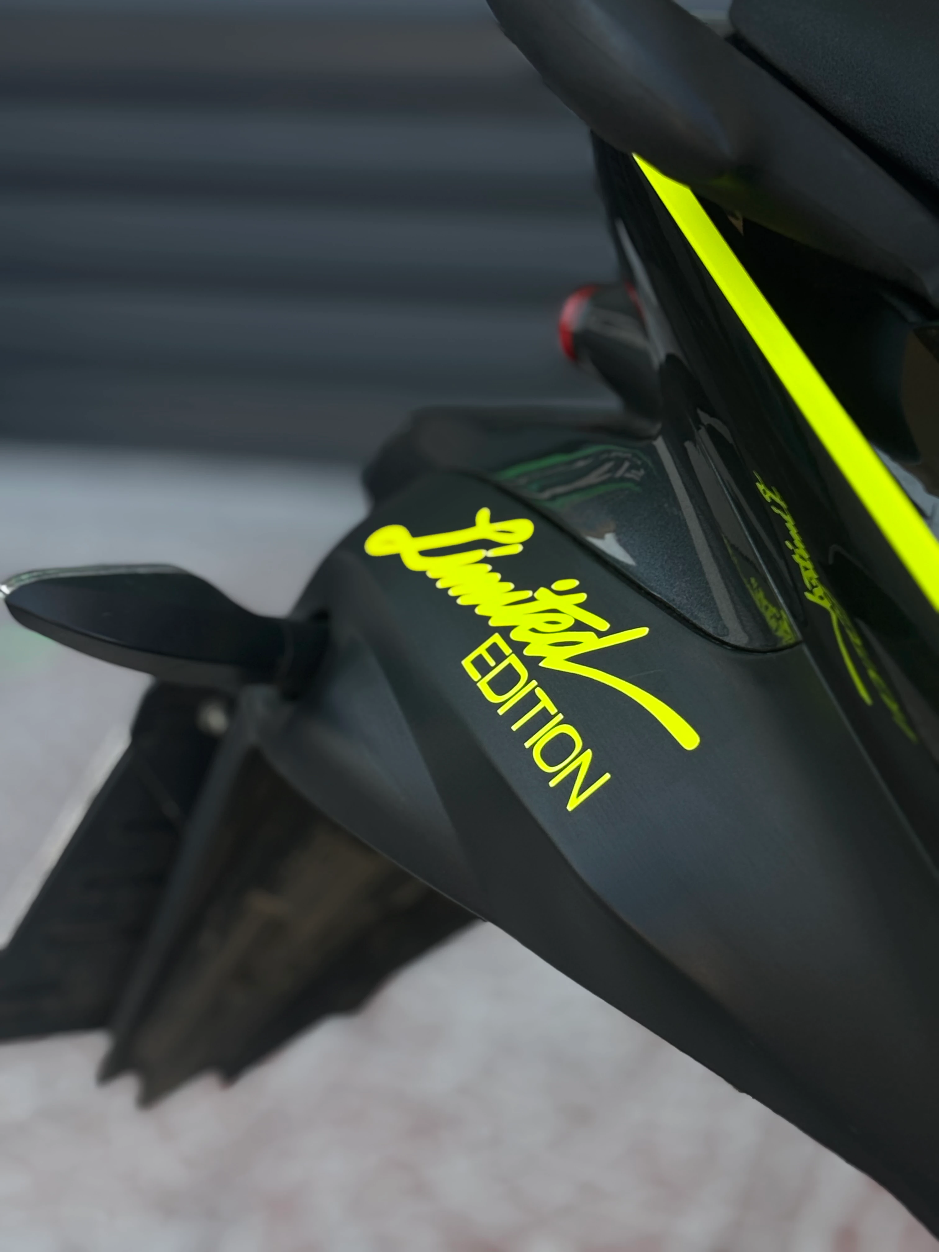 Motosiklet ve Kask için Neon Sarı Limited Edition Sticker Etiket (14CMx4CM)