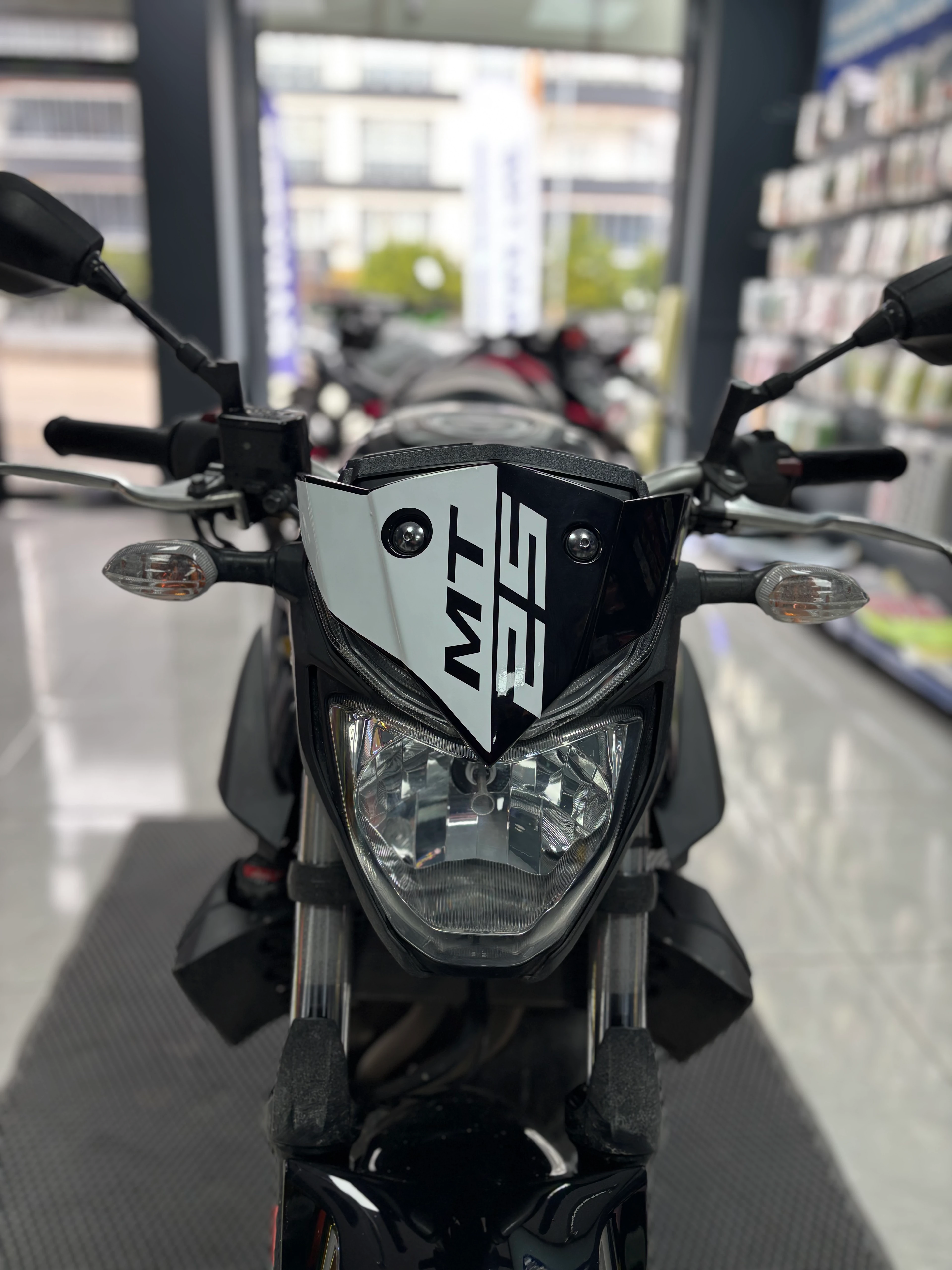 Yamaha MT-25 için Beyaz Renk Kafa Sticker Etiket 