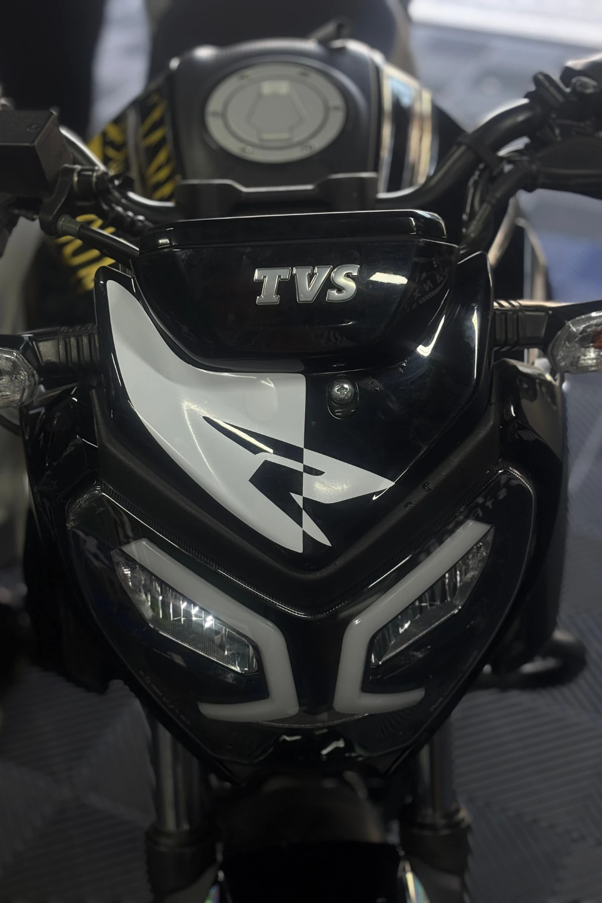 TVS Raider için R Logolu Beyaz Renk Kafa Detay Sticker 