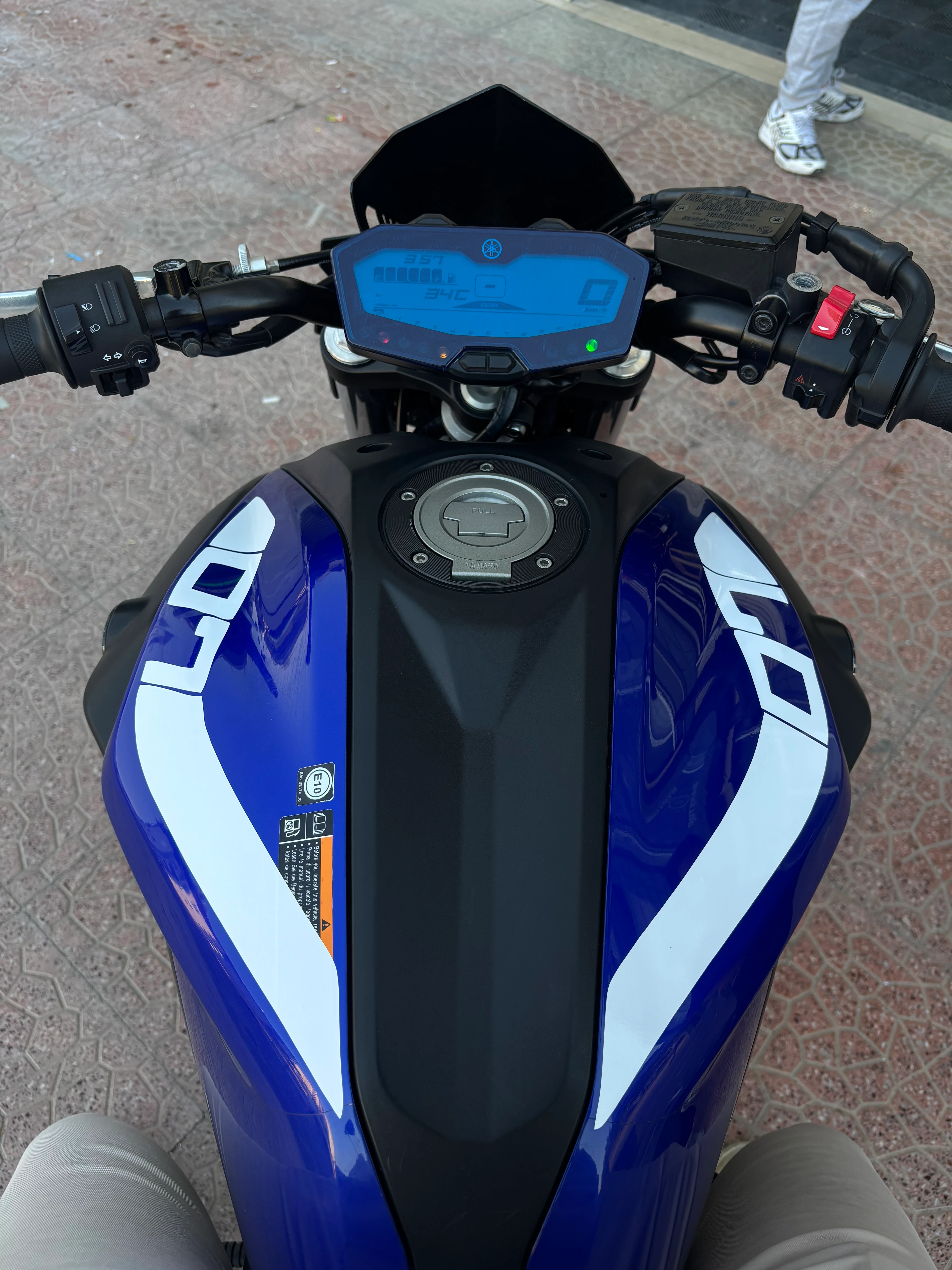 YAMAHA MT-07 için Beyaz Renk Depo Kordon Sticker Seti (Sağ ve Sol)