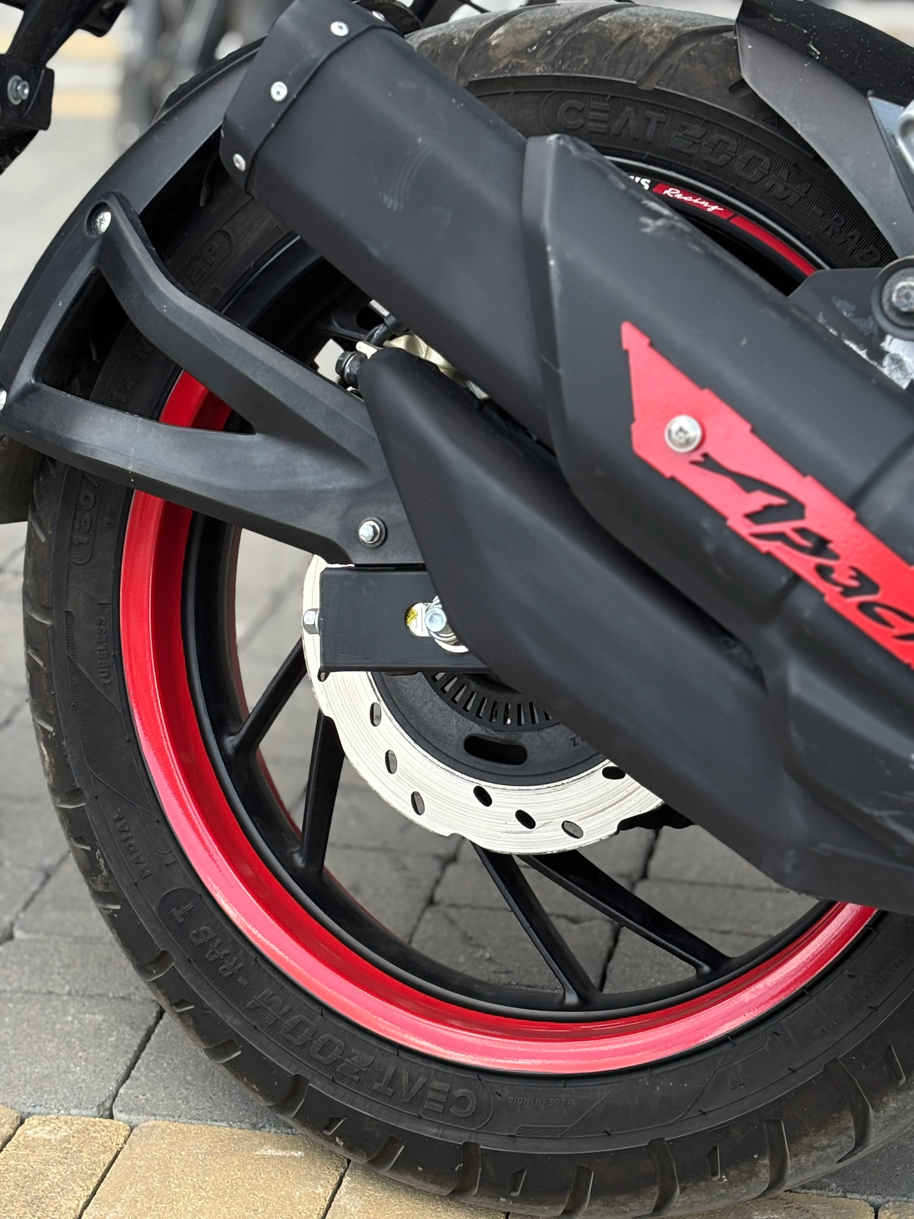 Motosiklet Jantı için 17 Inch Uyumlu Kırmızı Yarım Jant Sticker Seti (4 Parça)