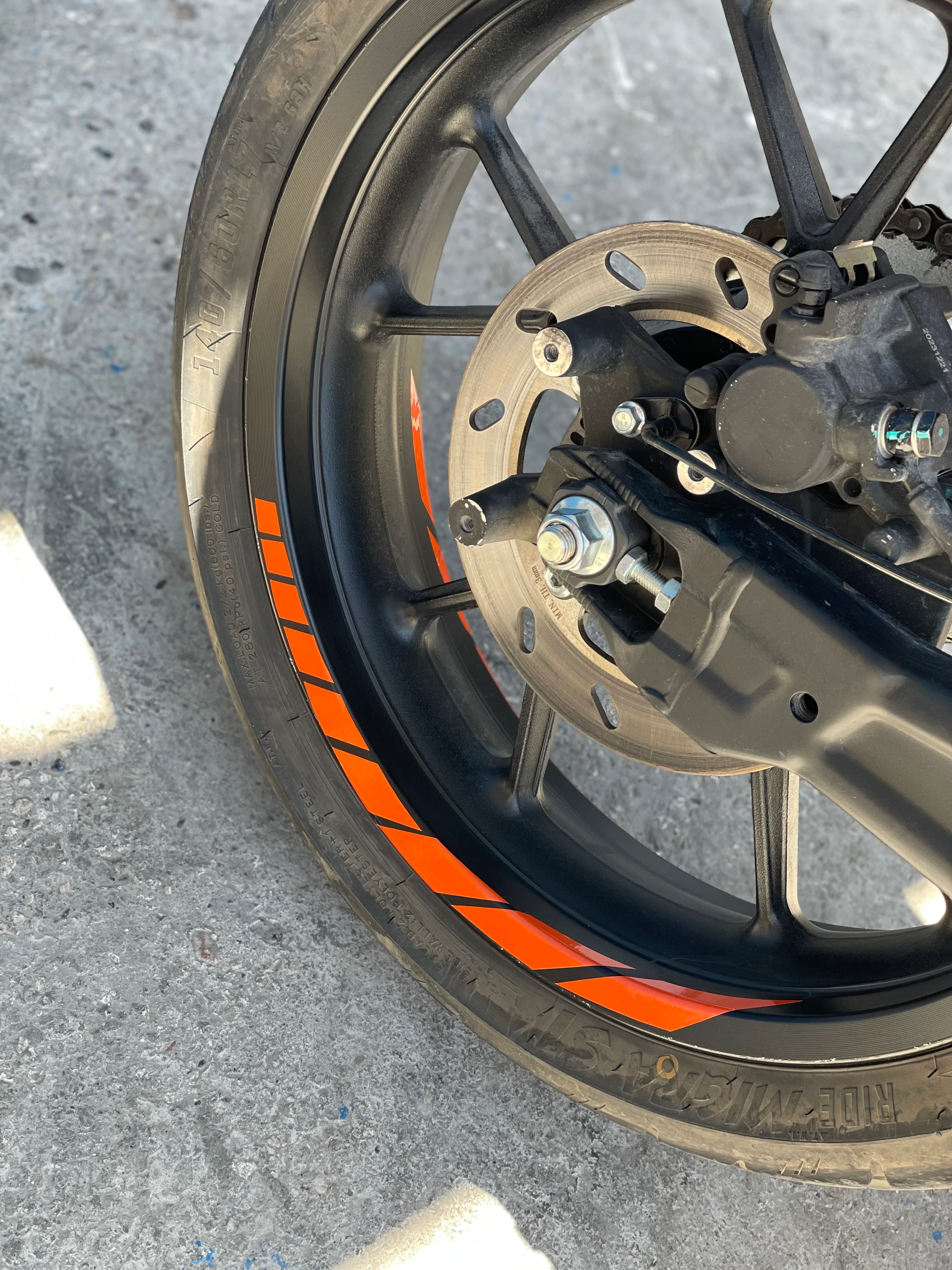 Motosiklet Jantı için 17 Inch Jantlara Uyumlu Reflektörlü Turuncu Jant Şeridi Sticker (8 Parça)