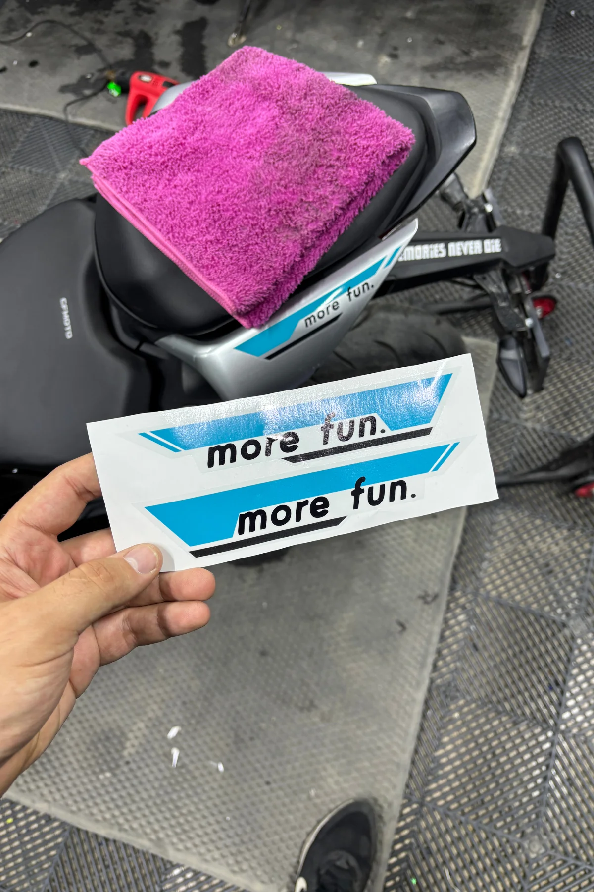 CFMOTO 250SR için Arka Sele Orijinal Sticker Seti Açık Mavi 