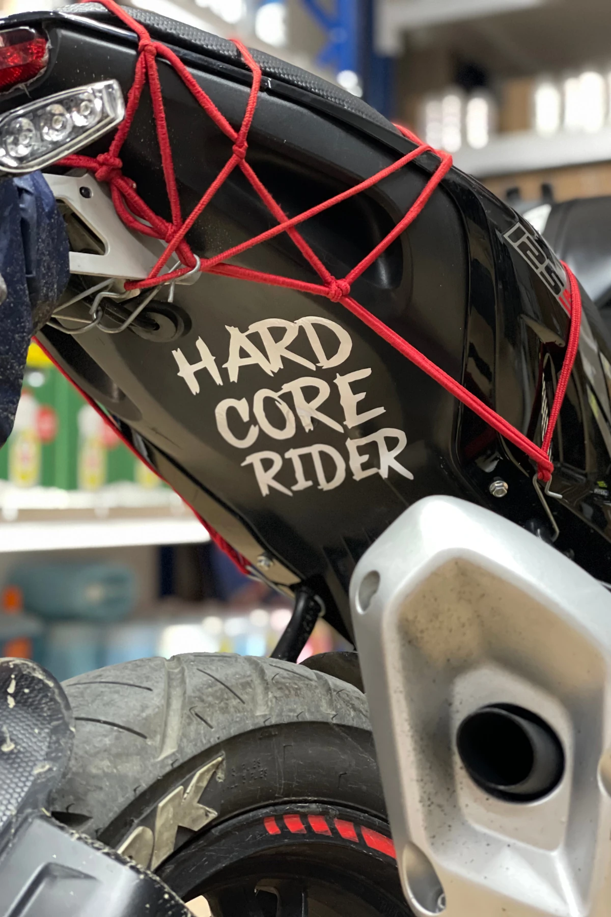 Motosiklet Depo ve Sele Altı için Beyaz Renk Hardcore Rider Sticker Etiket (15CMx12CM)