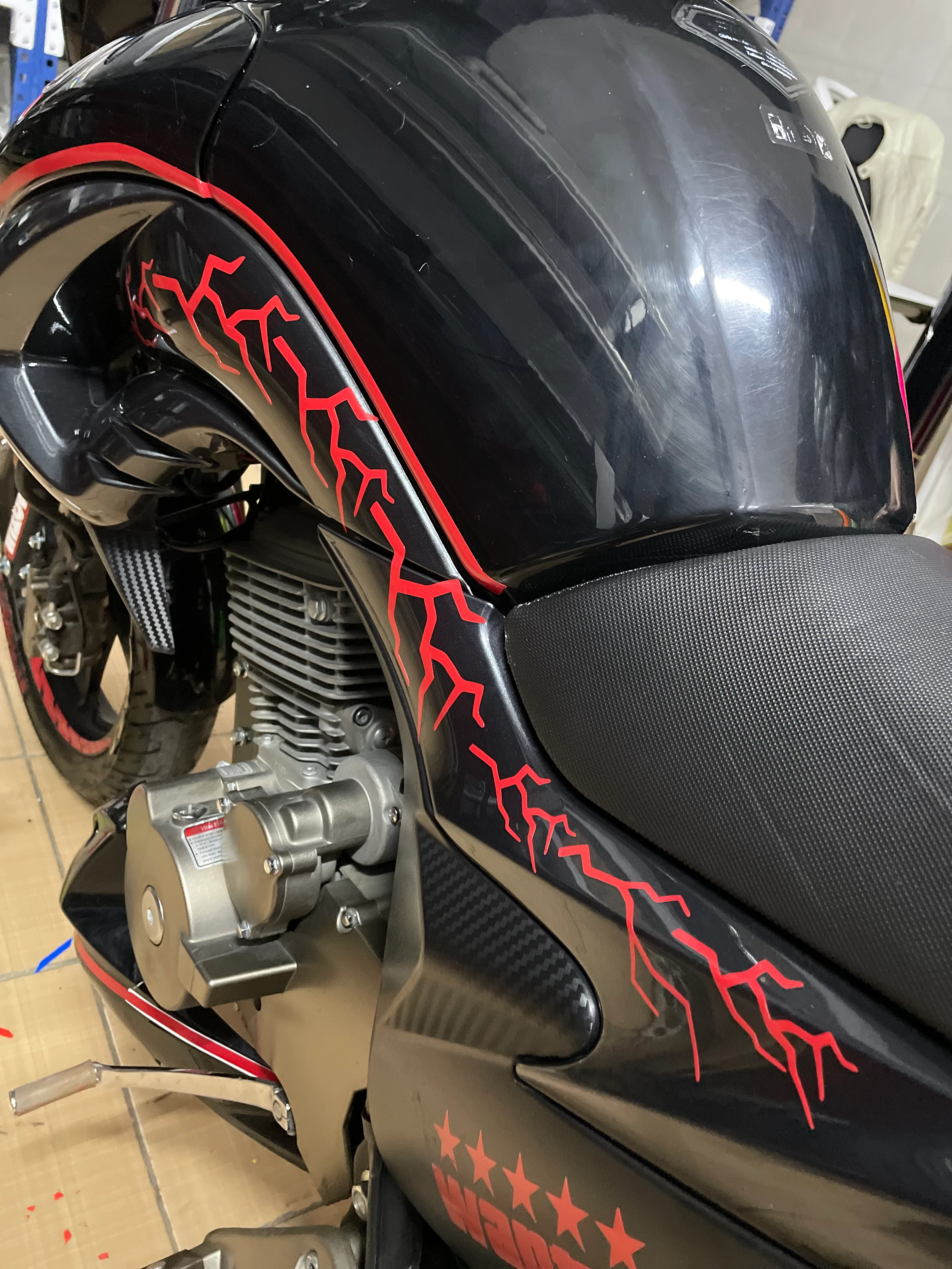 Motosiklet ve Kask için Kırmızı Renk Sticker Şimşek Seti (16 Parça)