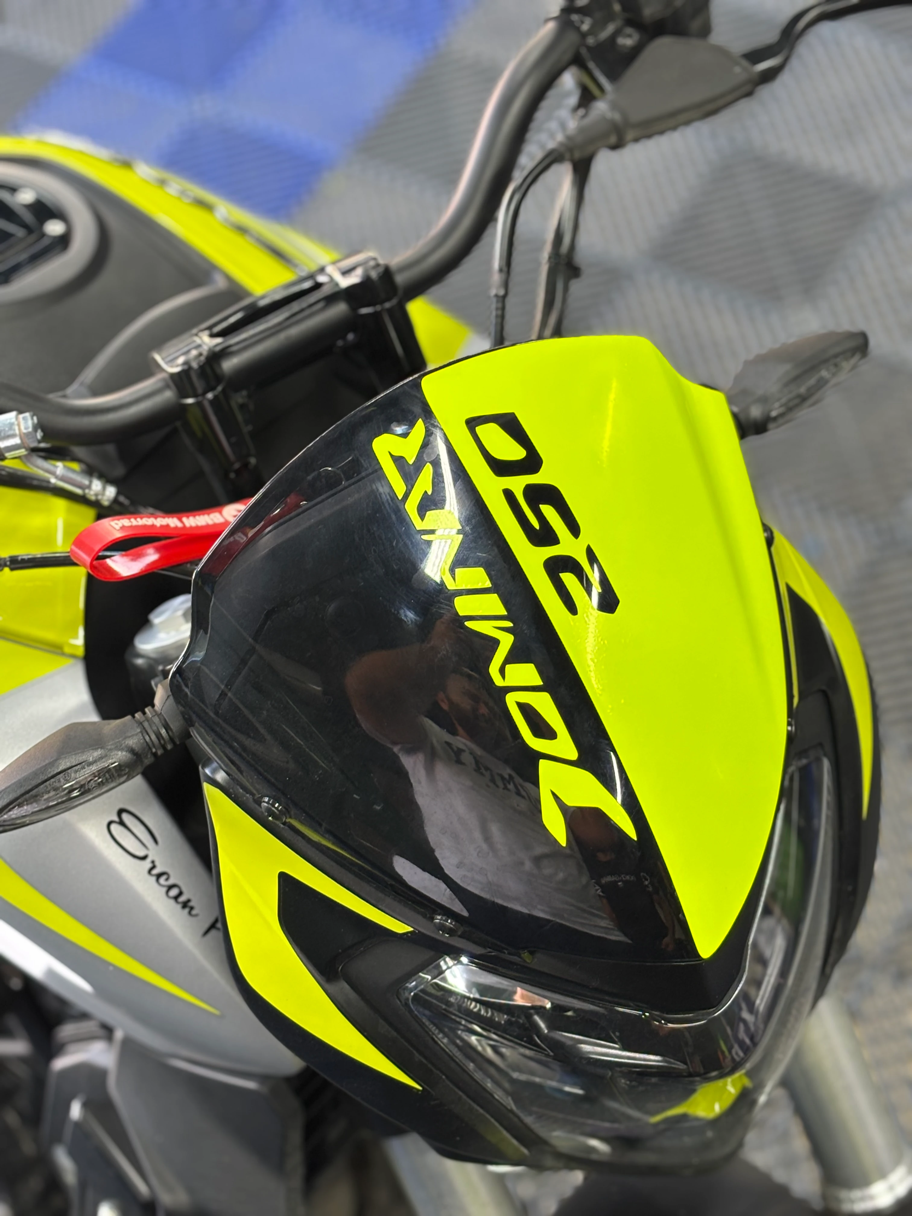 Bajaj Dominar 250 için Neon Sarı Kafa Sticker Etiket 