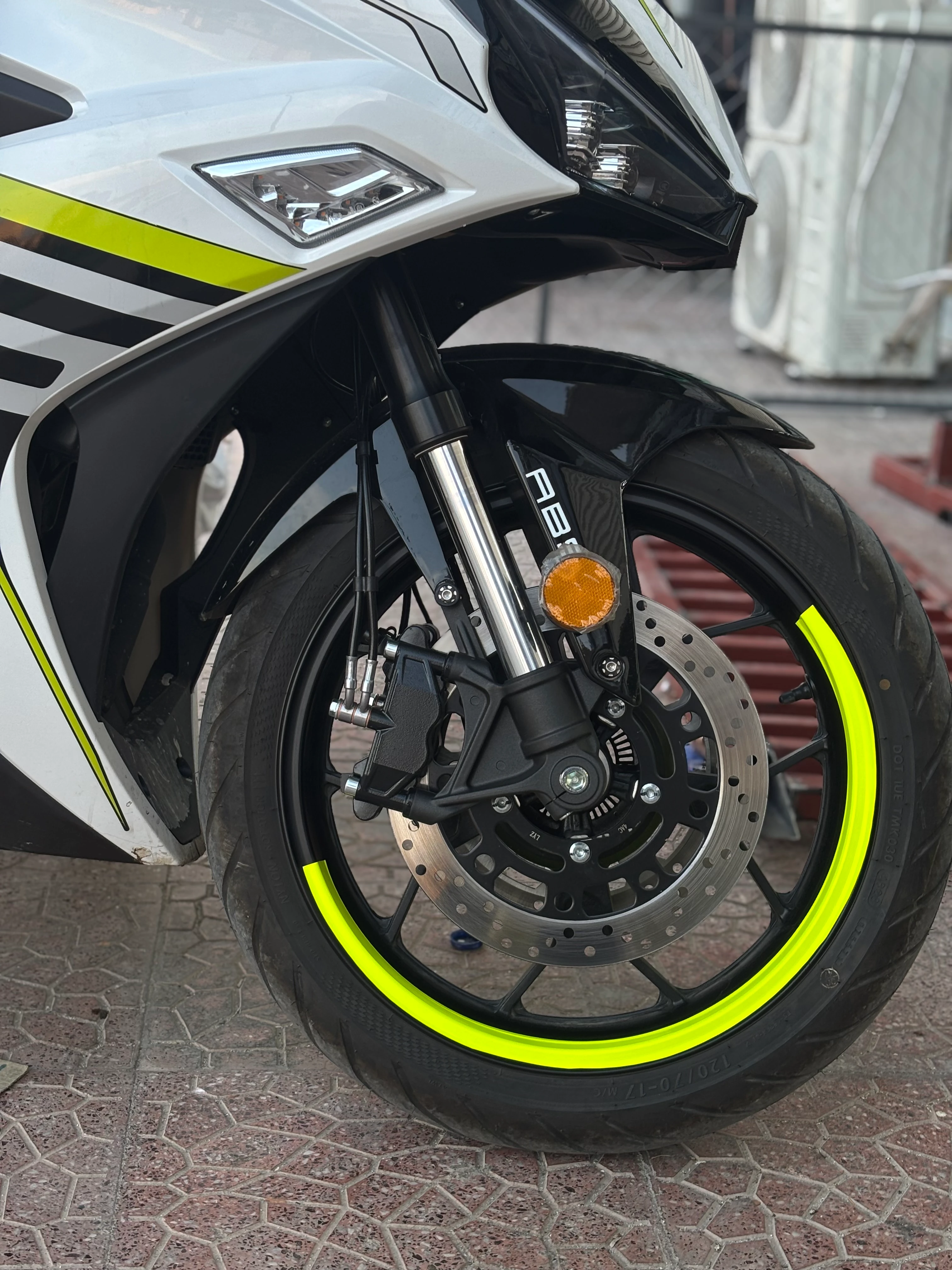 Motosiklet Jantı için 17 Inch Motorlara Uyumlu Neon Sarı Yarım Jant Sticker Seti (4 Parça)