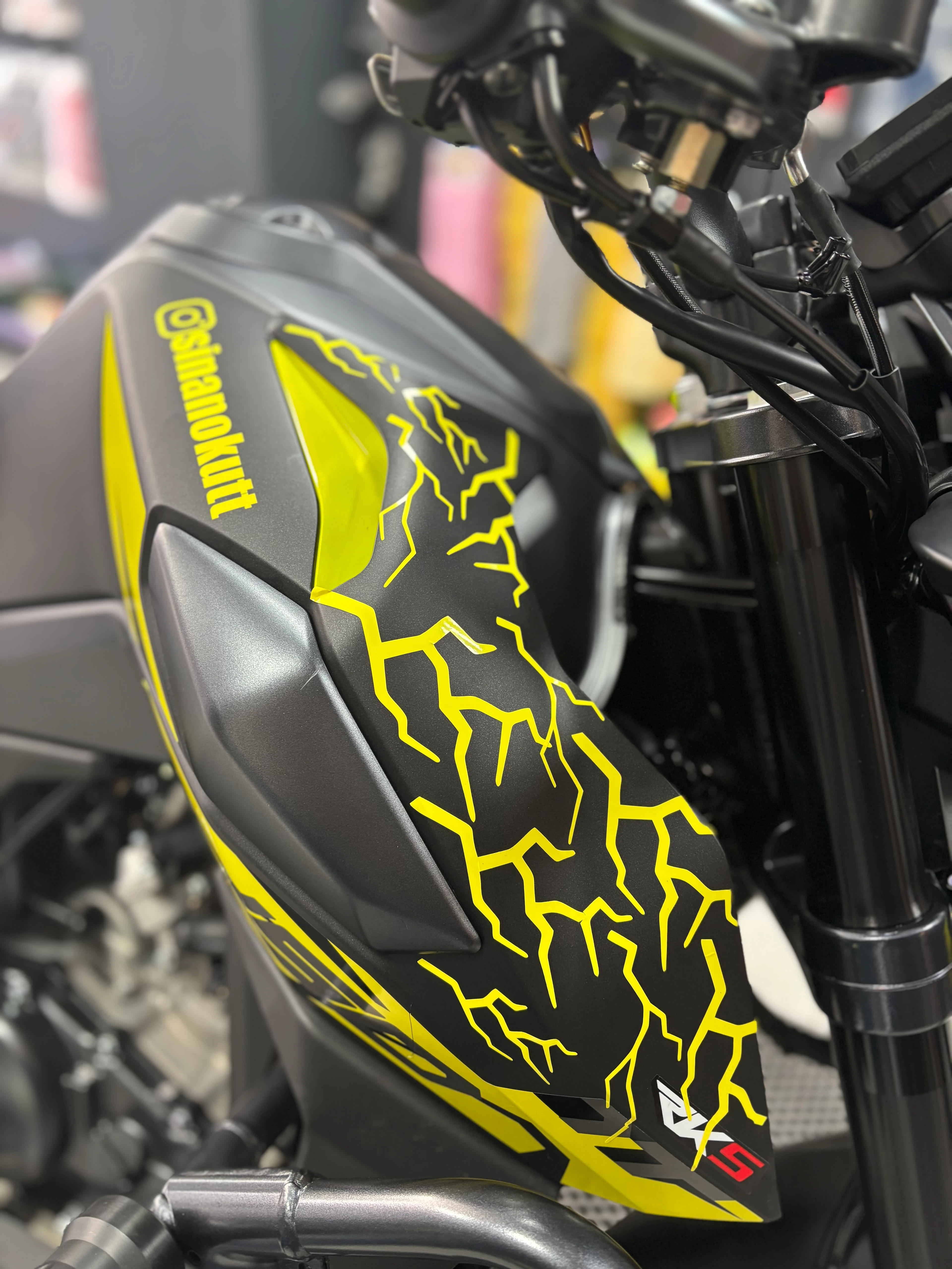 Motosiklet ve Kask için Sarı Renk Şimşek Sticker Seti (16 Parça)