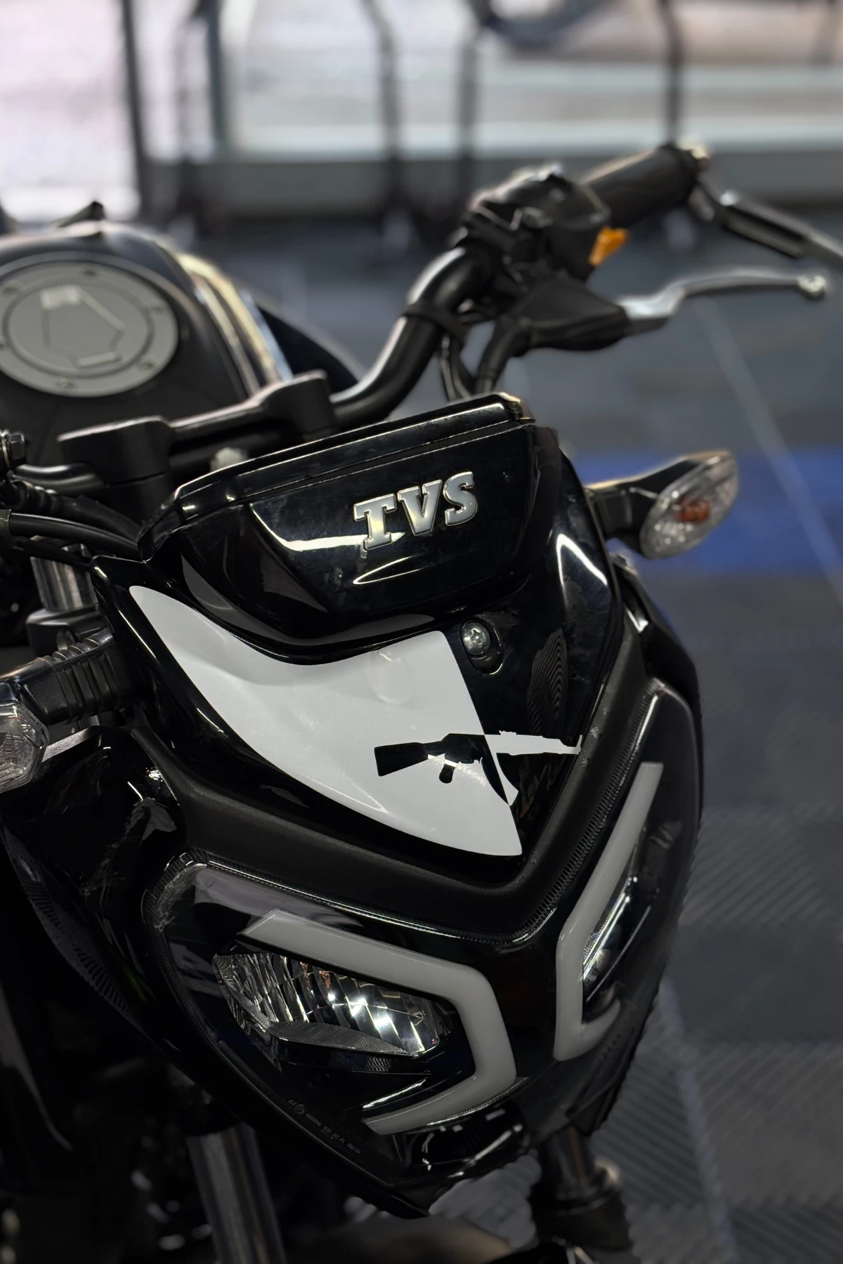 TVS Raider 125 için AK-47 Desenli Kafa Detay Sticker Beyaz Renk