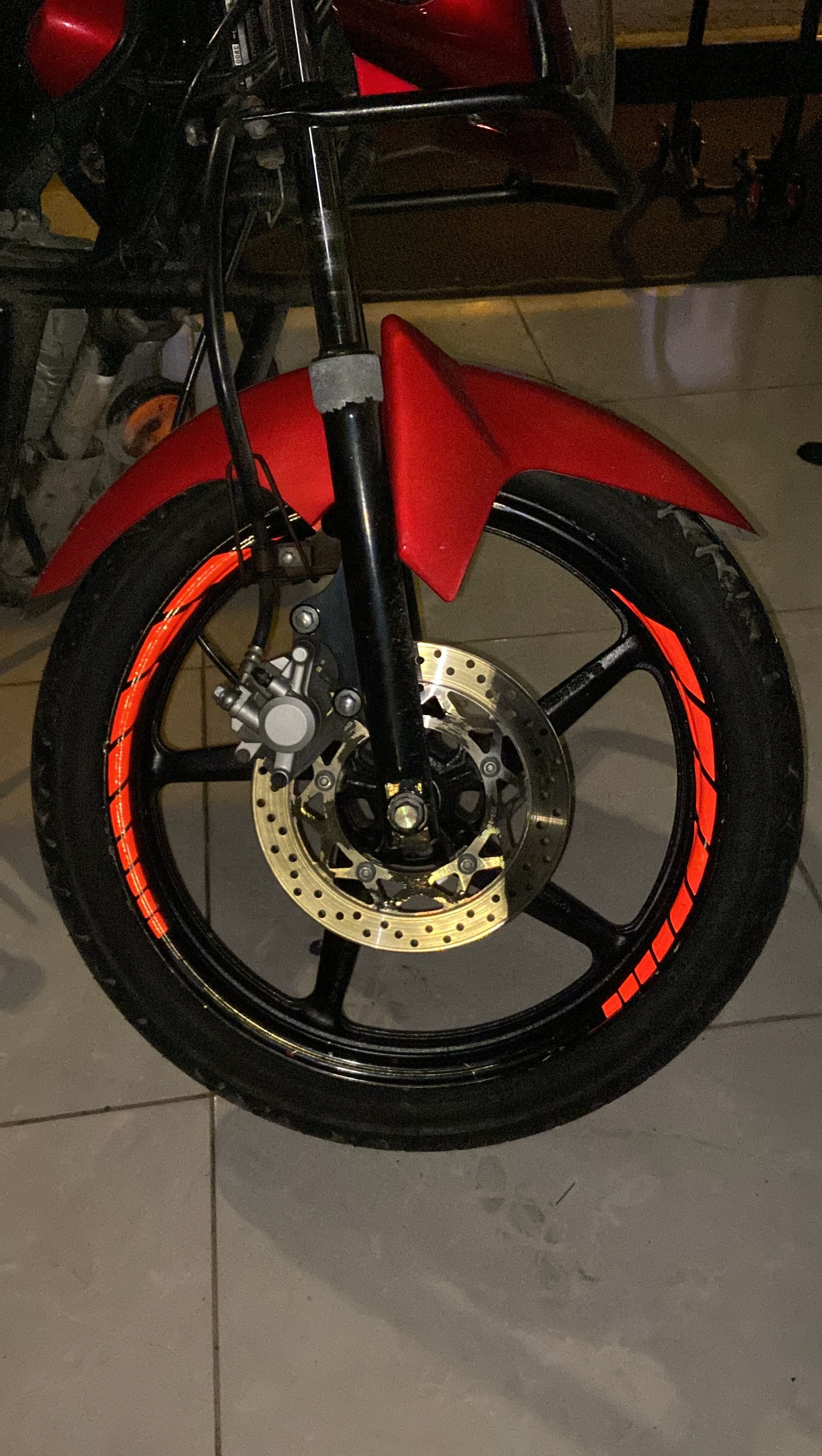 Motosiklet Jantı için 17 Inch Tüm Jantlara Uyumlu Reflektörlü Kırmızı Jant Şeridi (8 Parça)