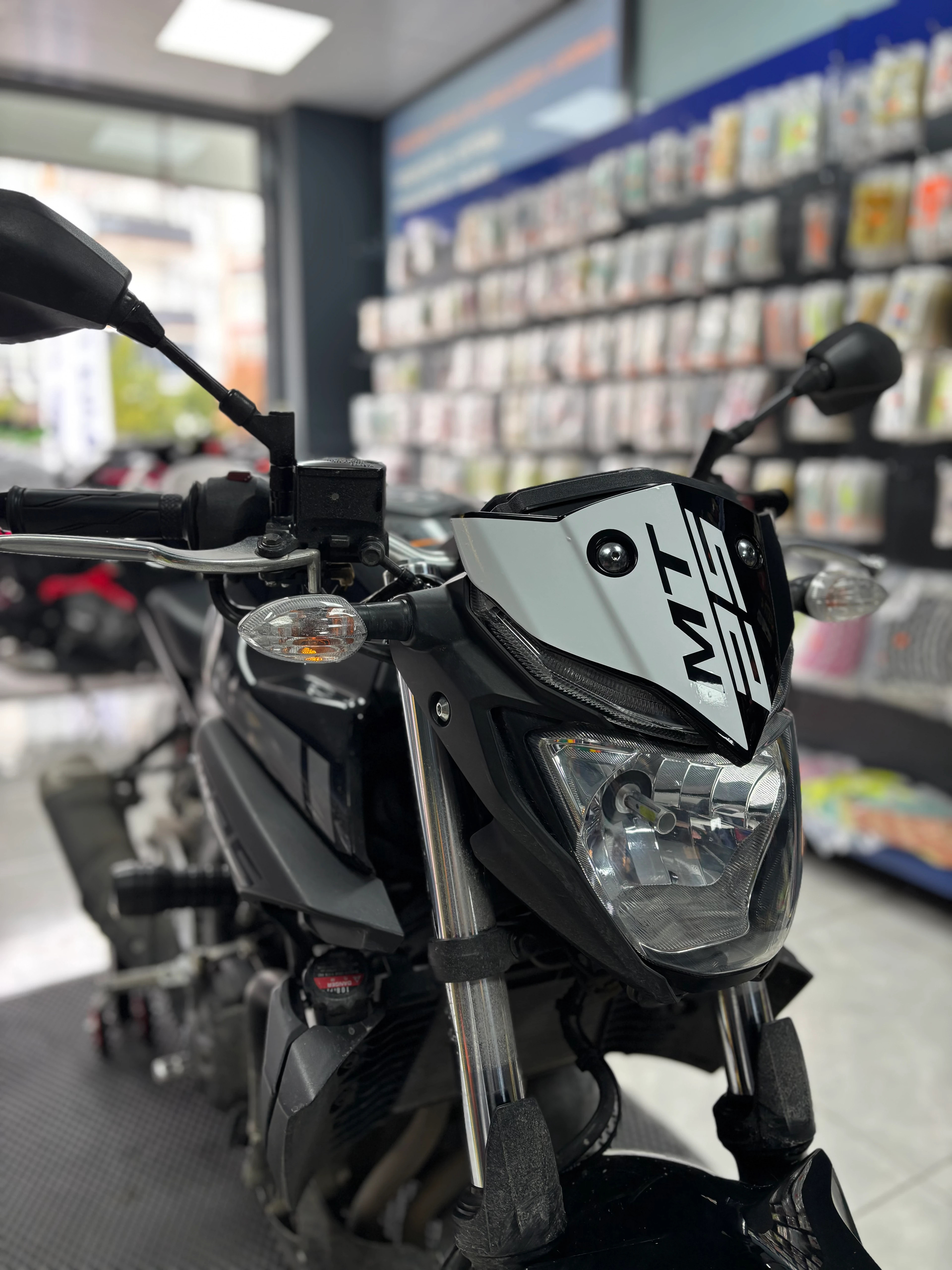 Yamaha MT-25 için Beyaz Renk Kafa Sticker Etiket 