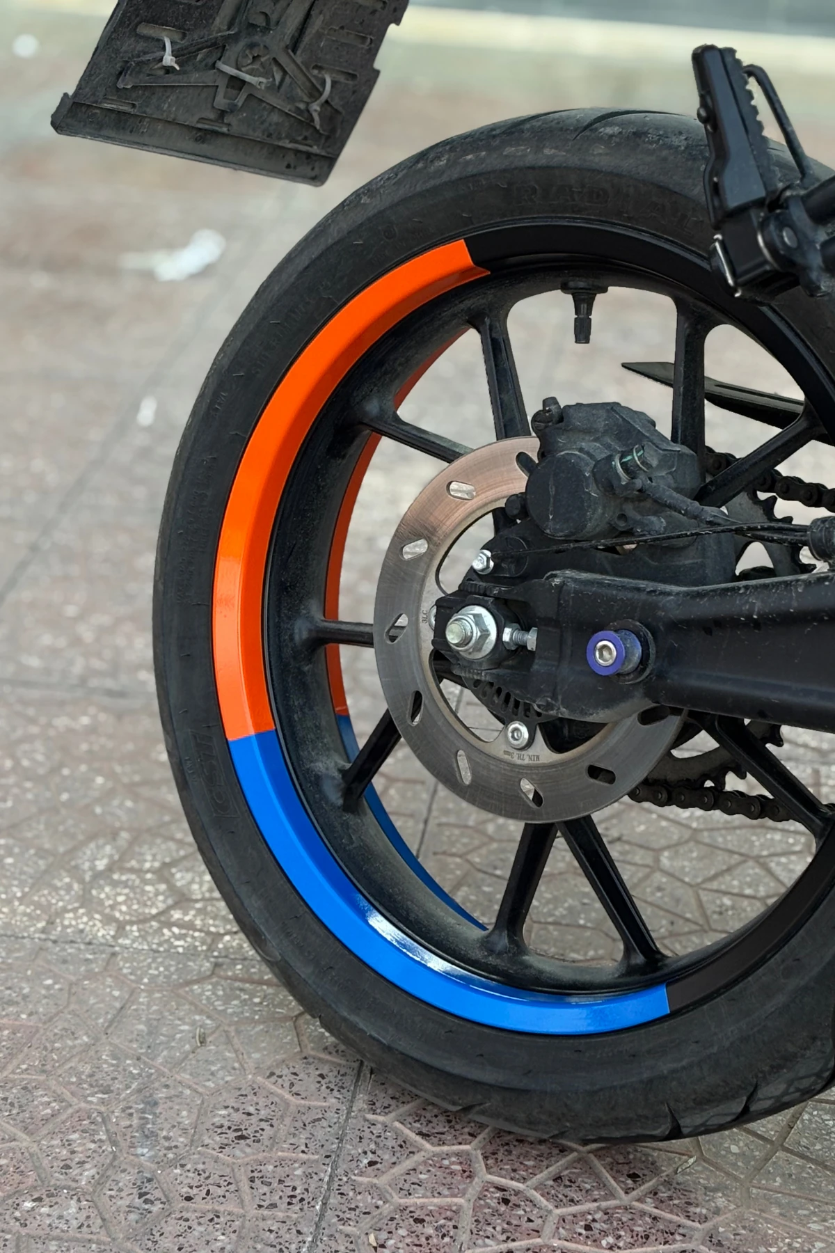 CFMOTO SR250 için Reflektörlü Turuncu-Mavi Jant Şeridi Sticker Seti