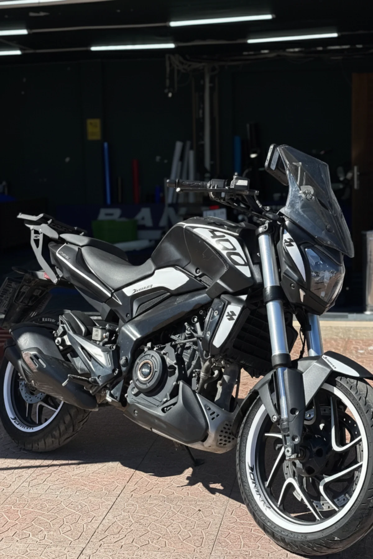Bajaj Dominar 400 için Beyaz Renk Komple Sticker Seti 