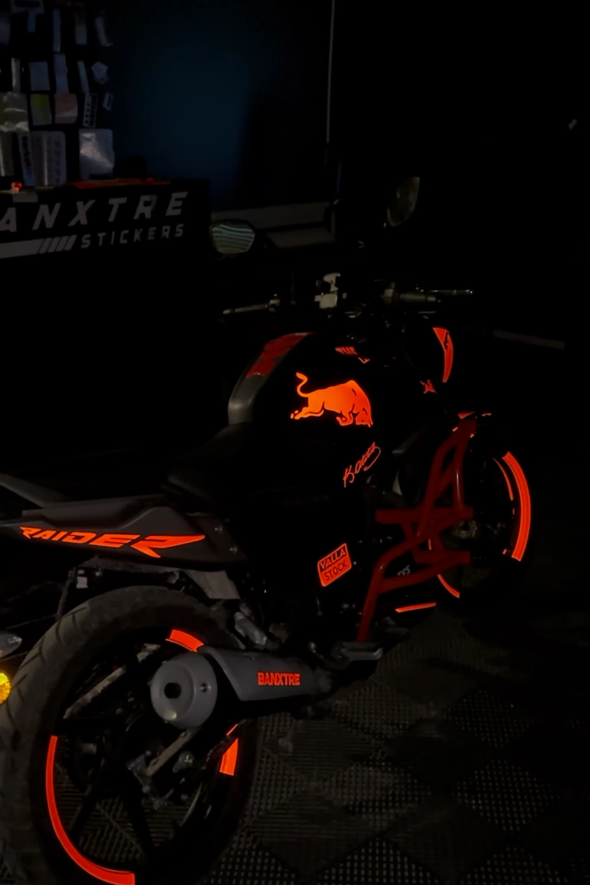 TVS Raider için Komple Reflektörlü Kırmızı Redbull Temalı Sticker Seti 