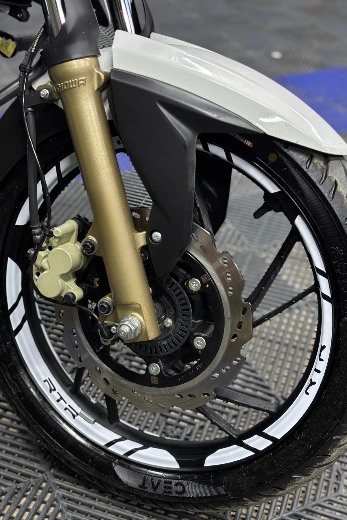 TVS Apache RTR için Tüm Yıllara Uyumlu 12 Parça Jant Şeridi Sticker Seti (Beyaz)