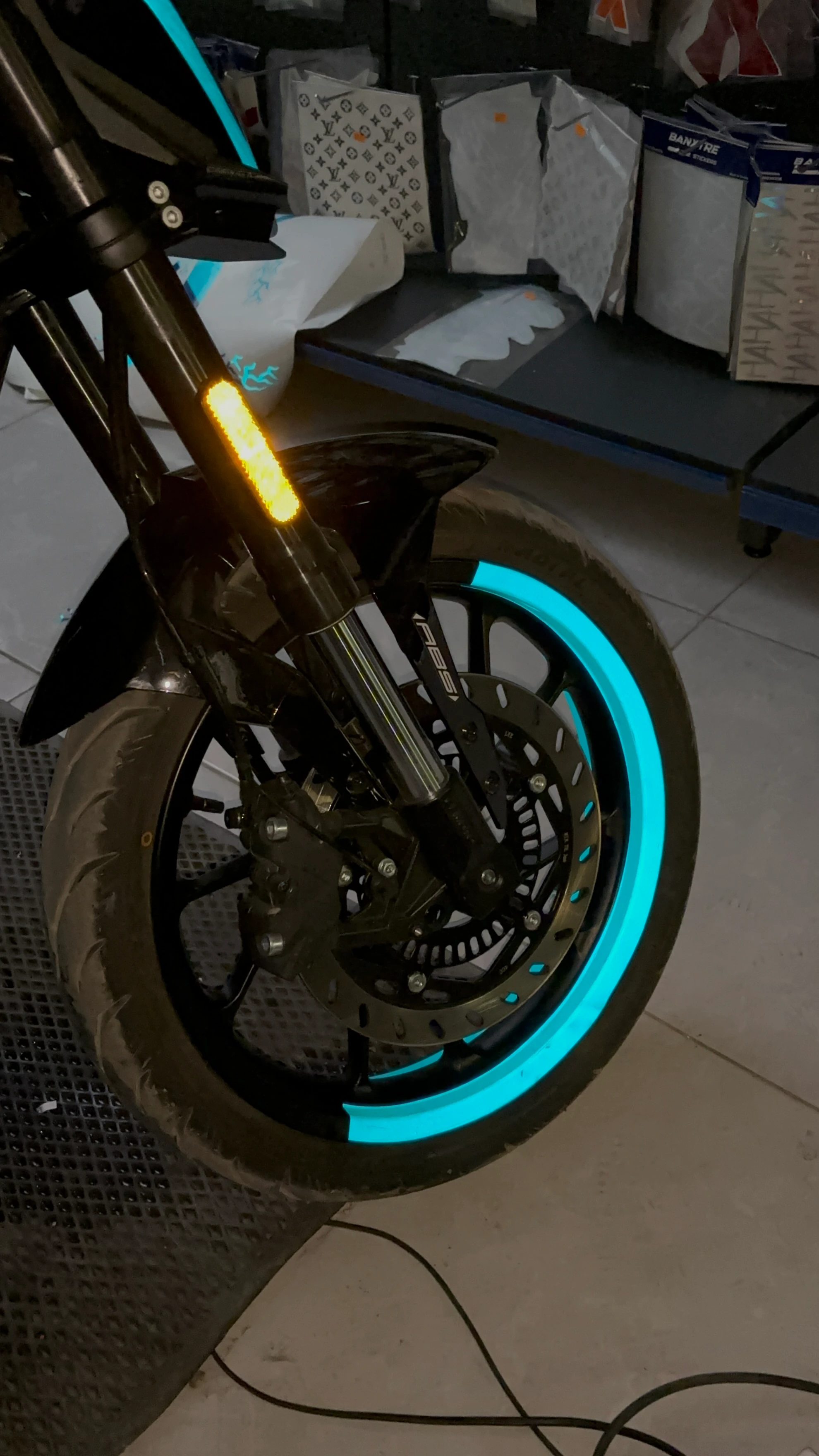 Motosiklet için 17 Inch Jantlara Uyumlu Reflektörlü Mavi Yarım Jant Şeridi (4 Parça)