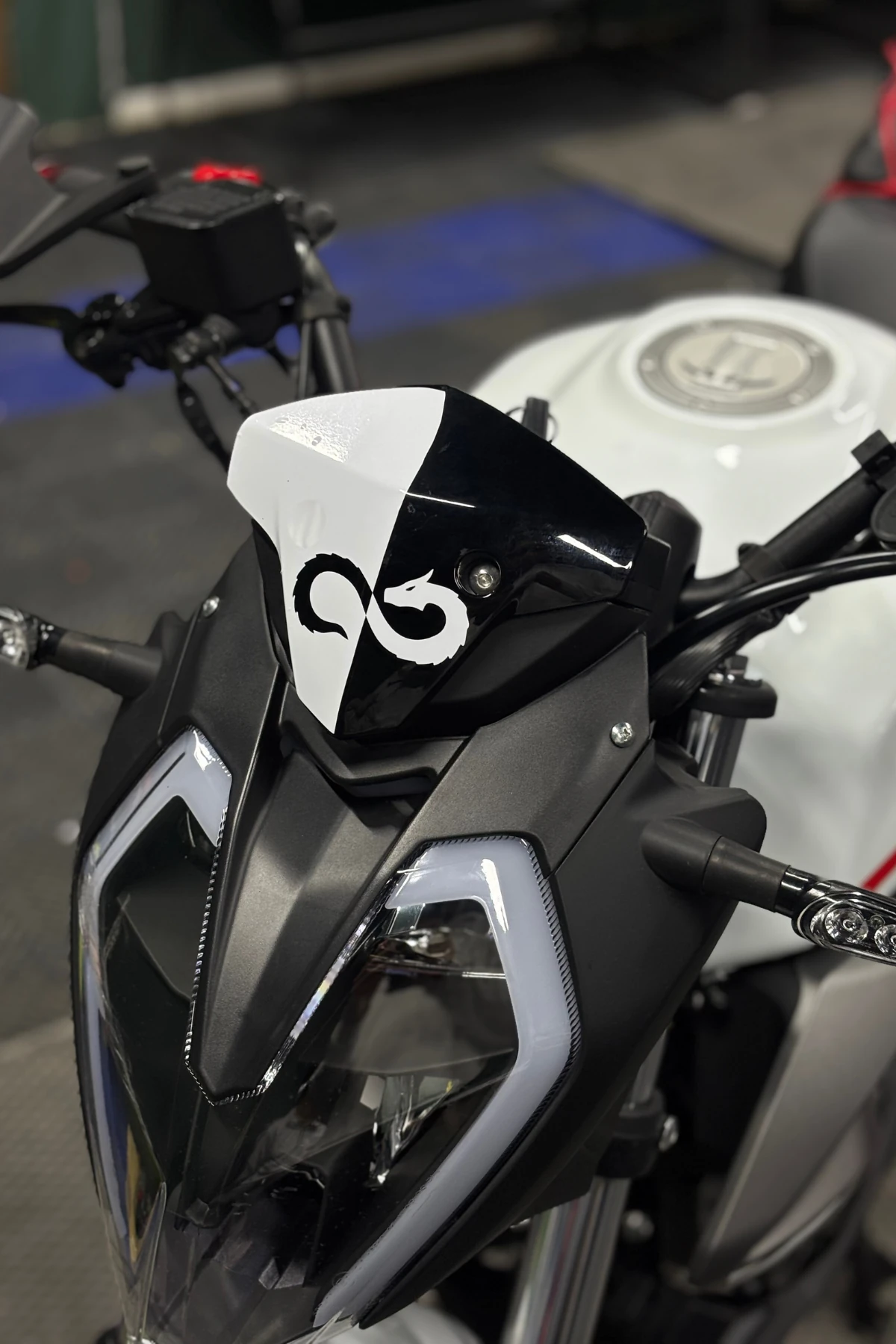 Benelli 125s ve RKS RK125 için Ejder Desenli Beyaz Kafa Detay Sticker 