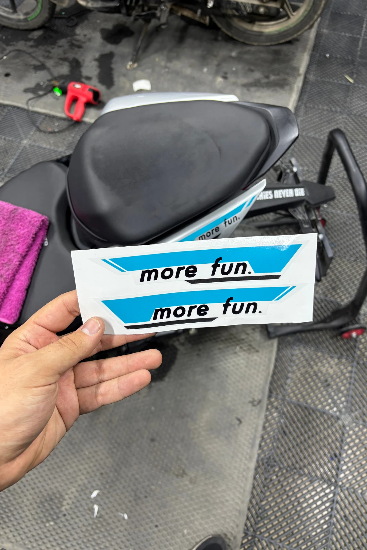 CFMOTO 250SR için Arka Sele Orijinal Sticker Seti Açık Mavi 