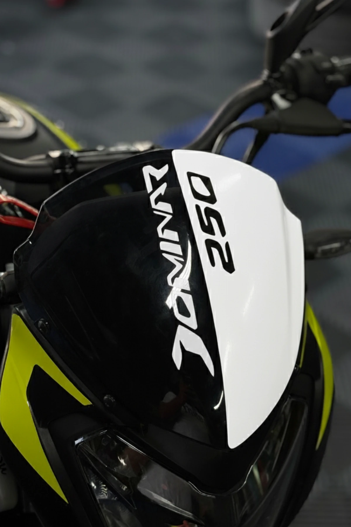 Bajaj Dominar 250 için Beyaz Renk Kafa Detay Sticker Etiket 