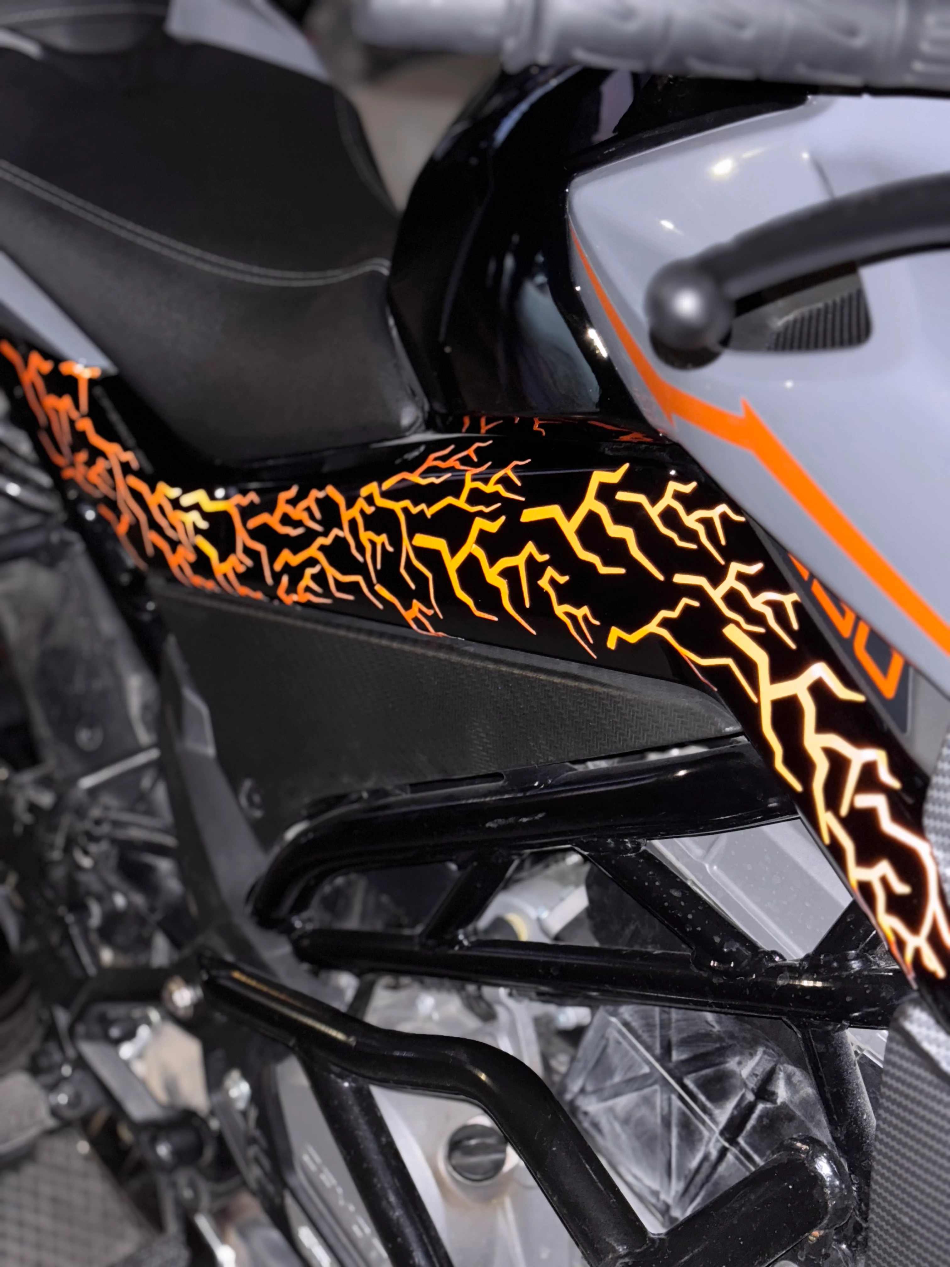 Motosiklet ve Kask için Reflektörlü Turuncu Şimşek Sticker Seti (32 Parça)