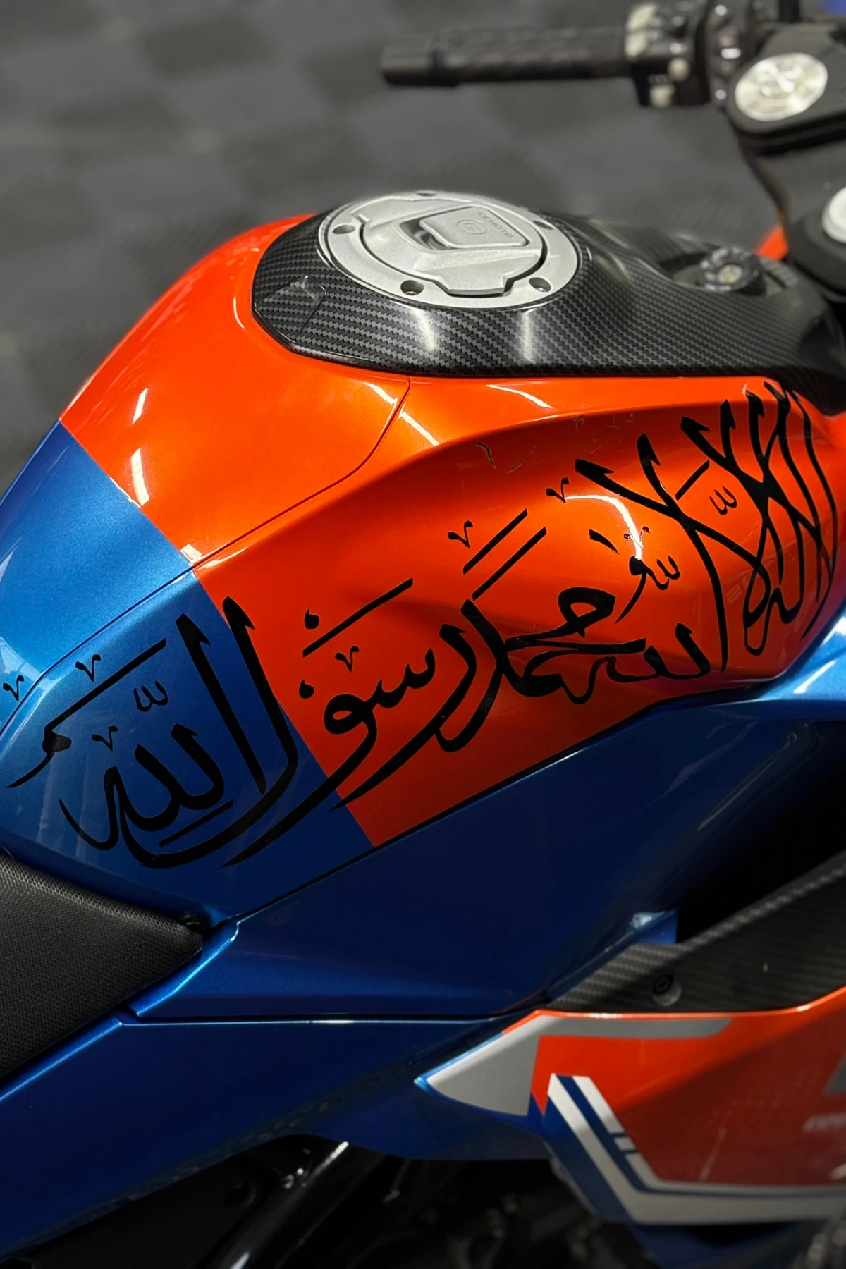 Motosiklet Deposu için Siyah Renk Kelime-i Tevhid Sticker Etiket (50CMx12CM)