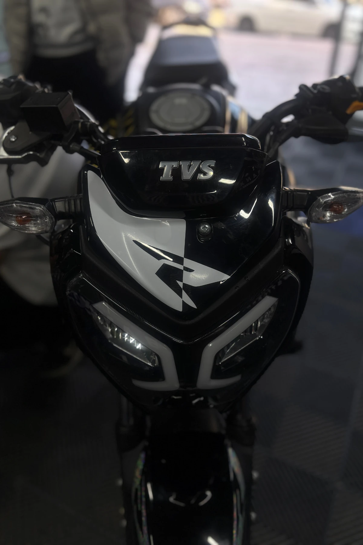 TVS Raider için R Logolu Beyaz Renk Kafa Detay Sticker 