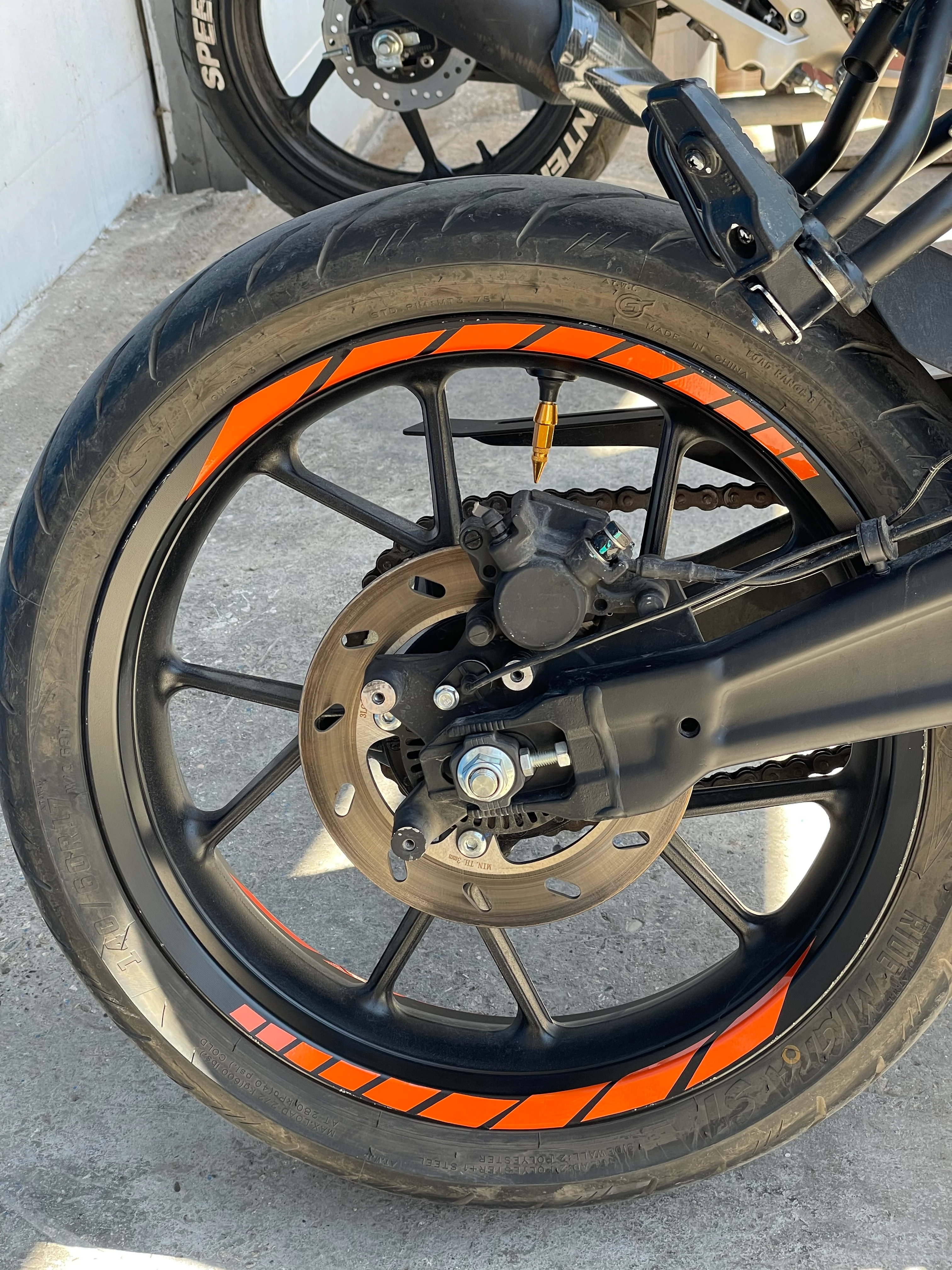 Motosiklet Jantı için 17 Inch Jantlara Uyumlu Reflektörlü Turuncu Jant Şeridi Sticker (8 Parça)