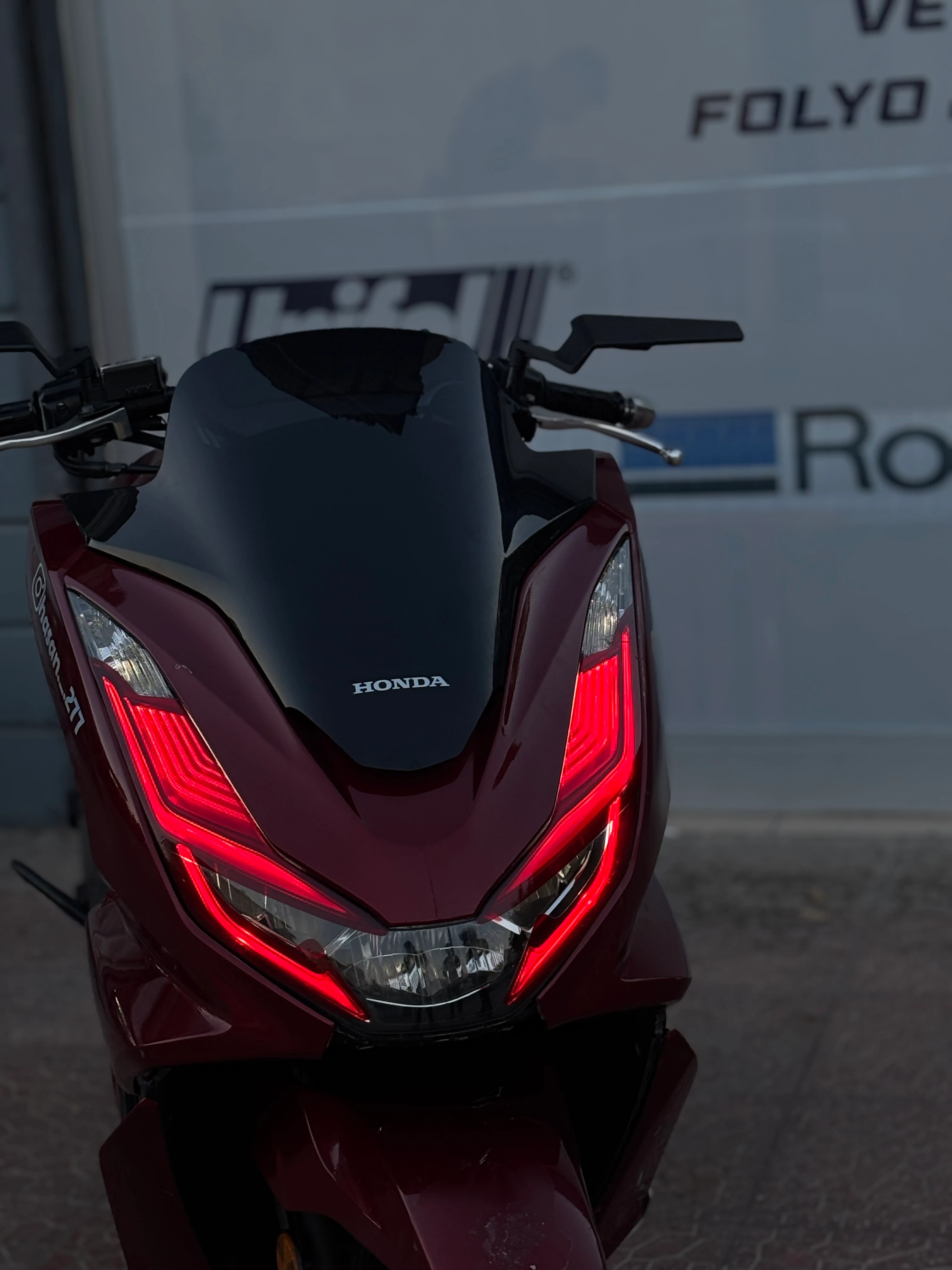 Honda PCX için Kırmızı Renk Far Filmi Tam Kapatan Far Tasarım Seti 