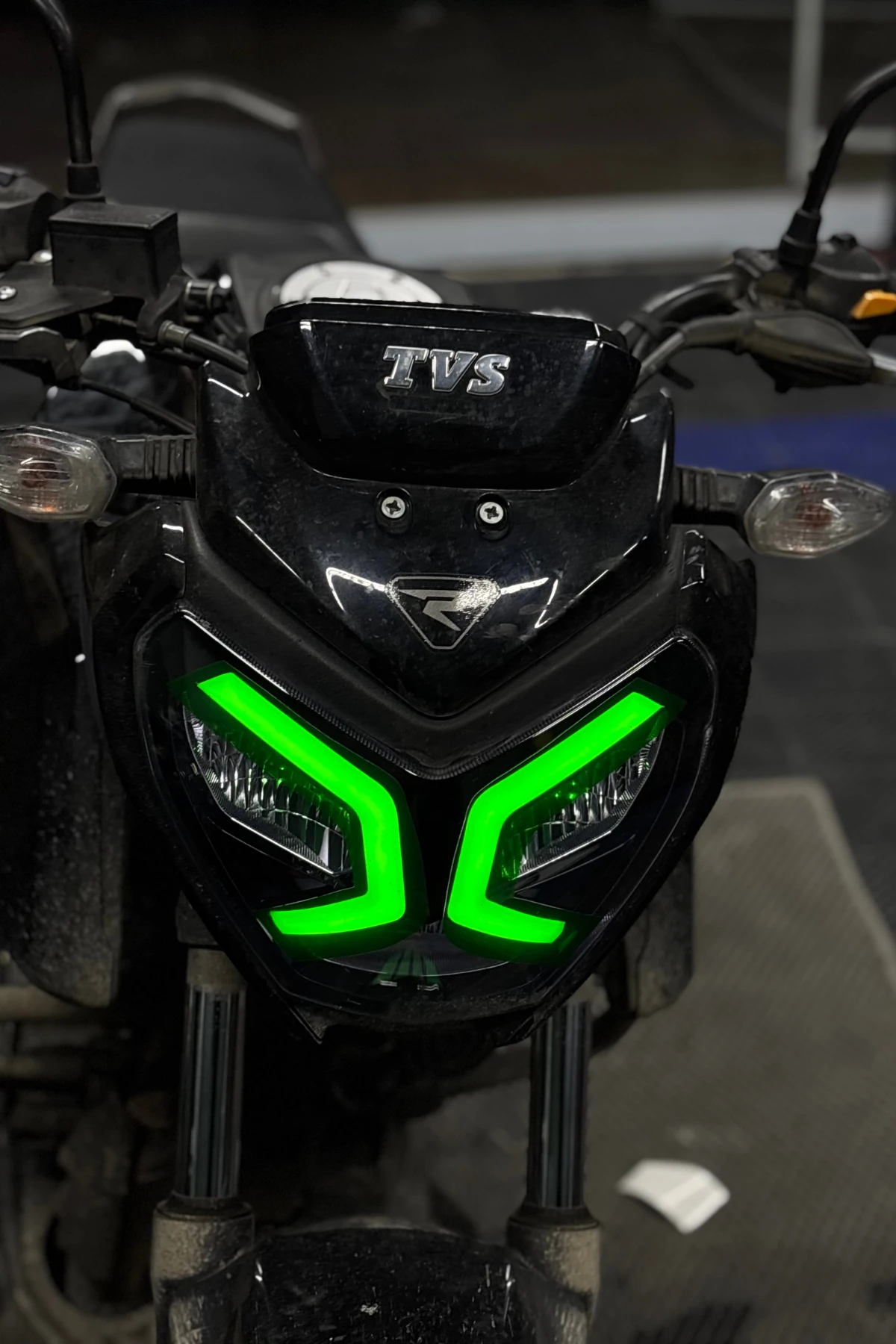 TVS Raider 125 için Yeşil Renk Far Tasarım Film Sticker 