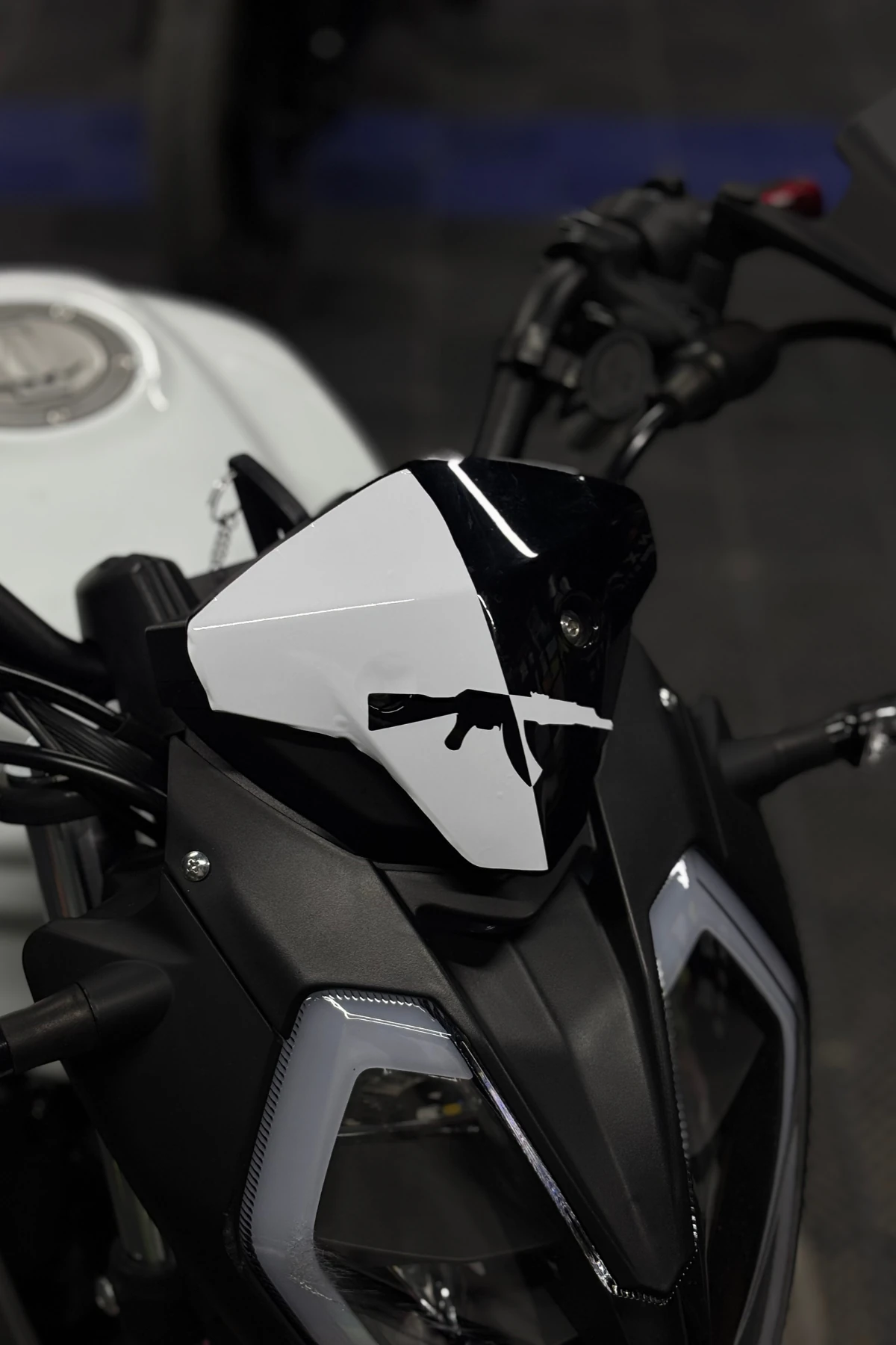 Benelli 125s ve RKS RK125 için AK-47 Detaylı Beyaz Renk Kafa Detay Sticker 