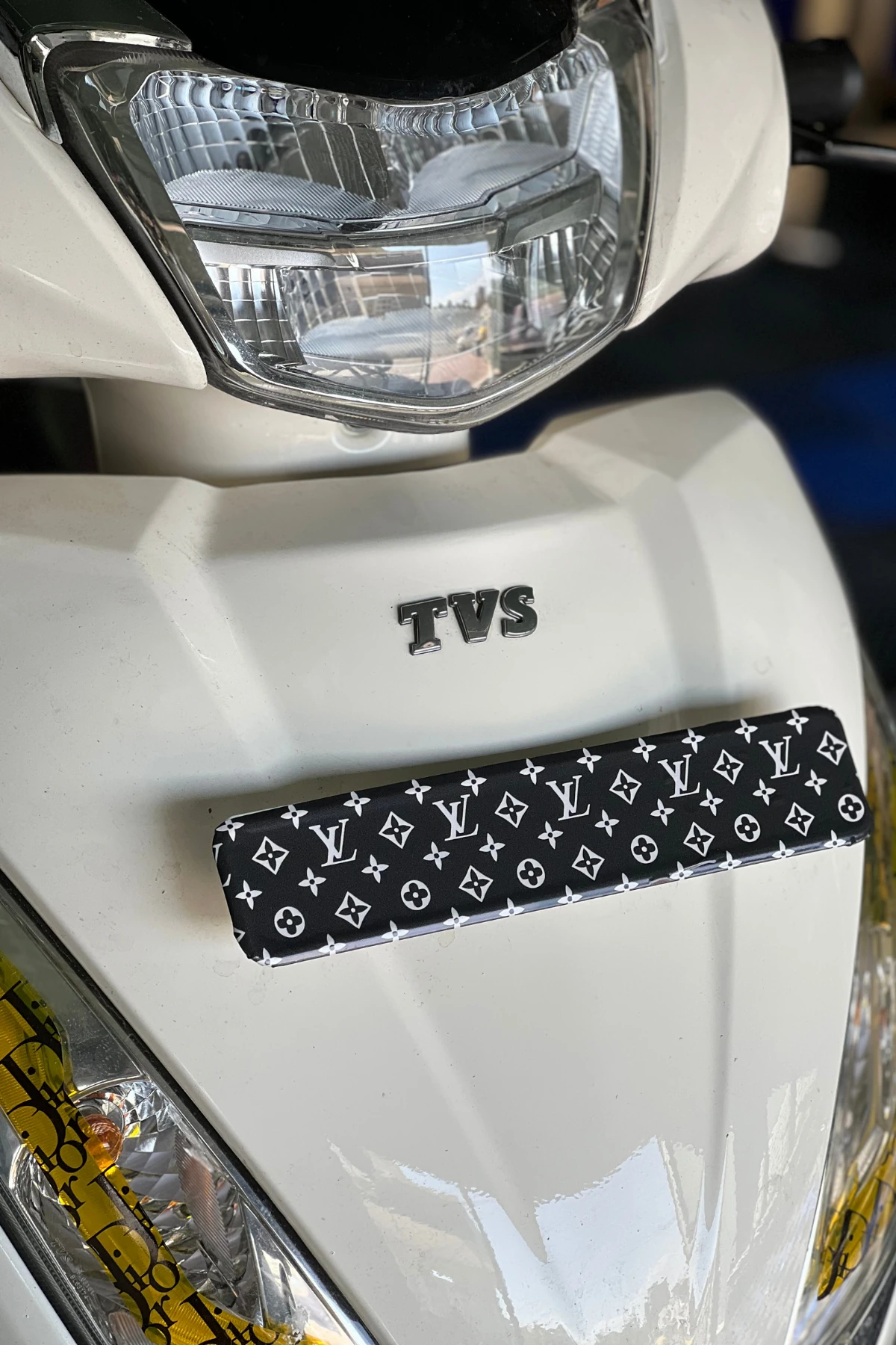 TVS Jupiter 125 için Ön Plakalık Uyumlu LV Desenli Plakalık Kaplama Sticker 