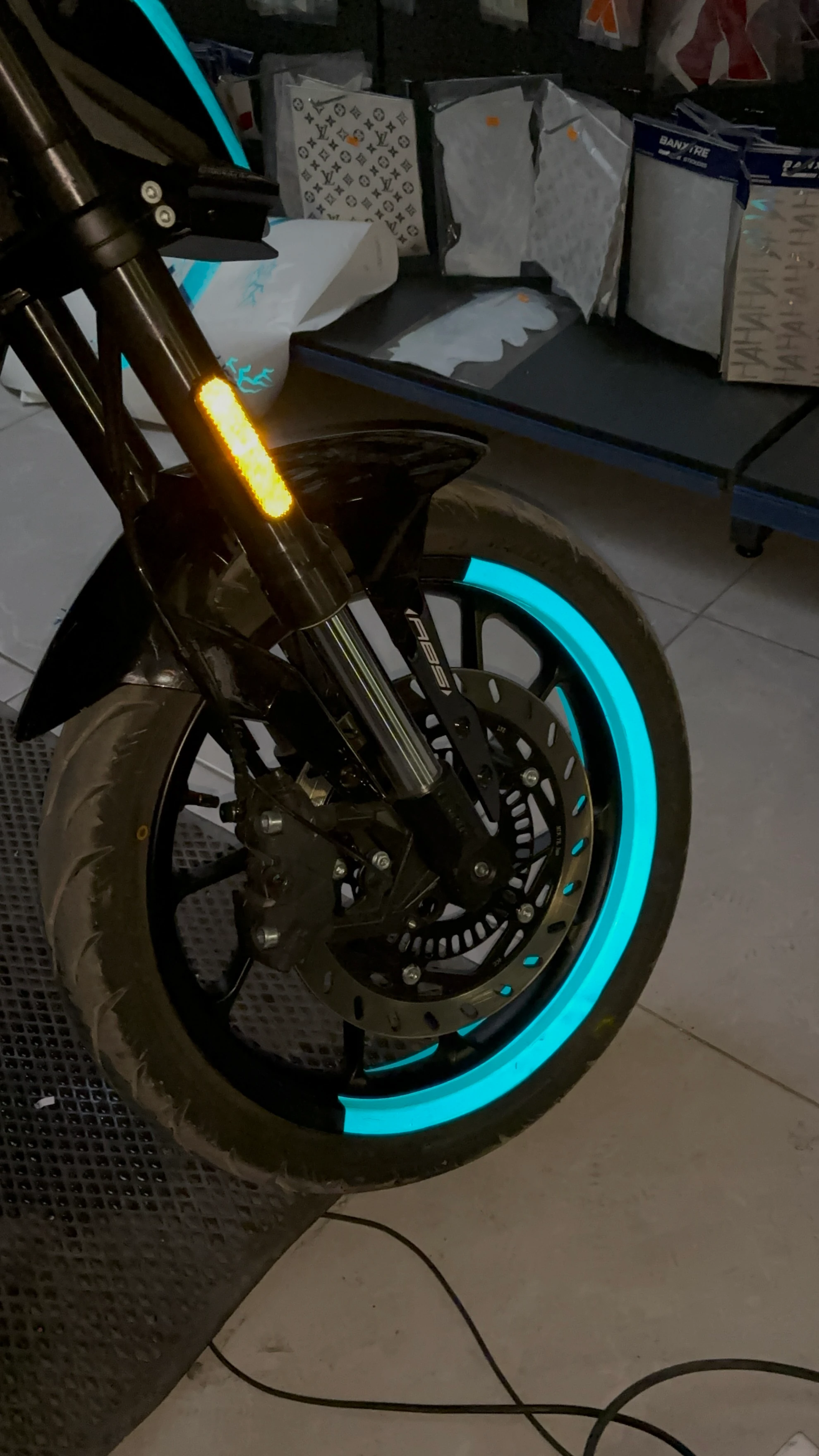 Motosiklet için 17 Inch Jantlara Uyumlu Reflektörlü Mavi Yarım Jant Şeridi (4 Parça)