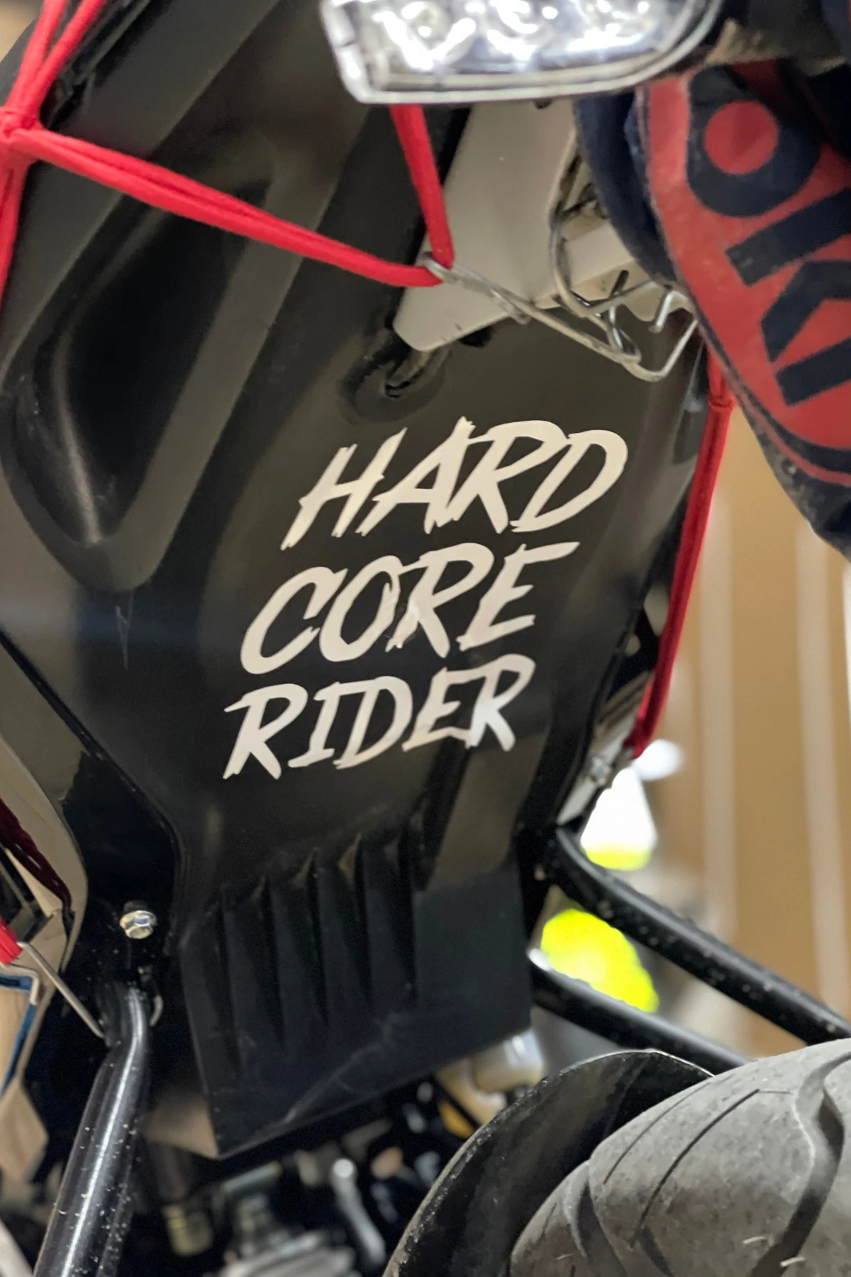 Motosiklet Depo ve Sele Altı için Beyaz Renk Hardcore Rider Sticker Etiket (15CMx12CM)