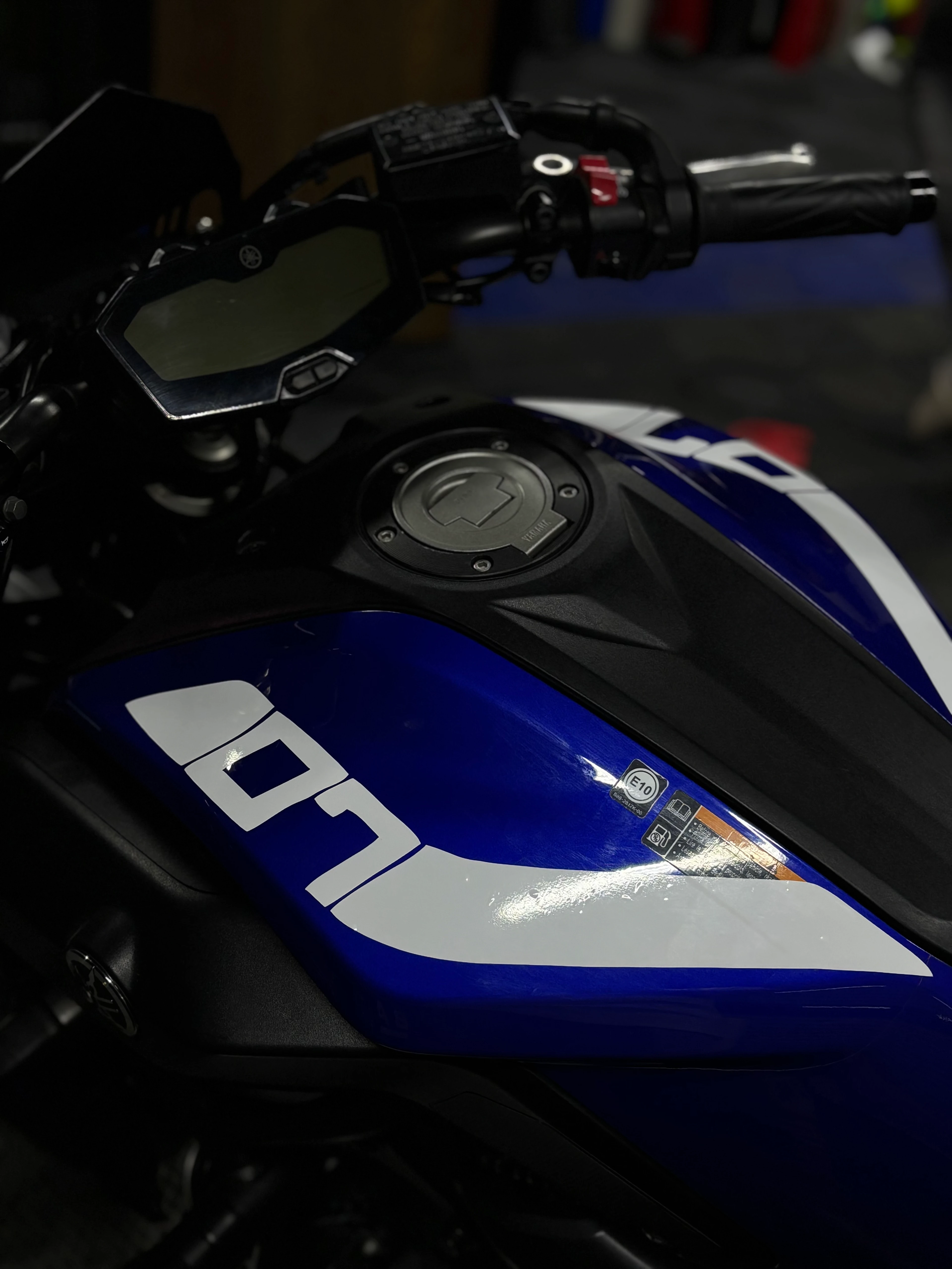 YAMAHA MT-07 için Beyaz Renk Depo Kordon Sticker Seti (Sağ ve Sol)