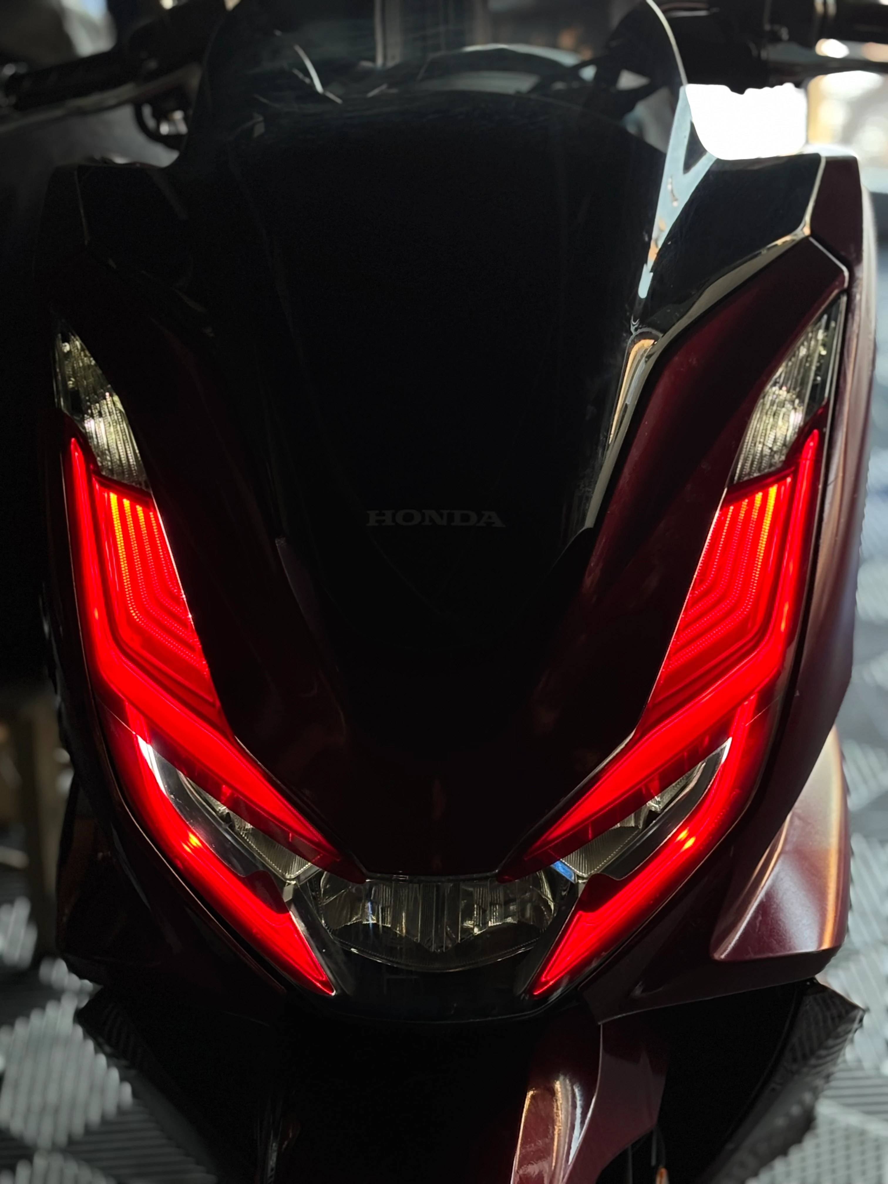 Honda PCX için Kırmızı Renk Far Filmi Tam Kapatan Far Tasarım Seti 