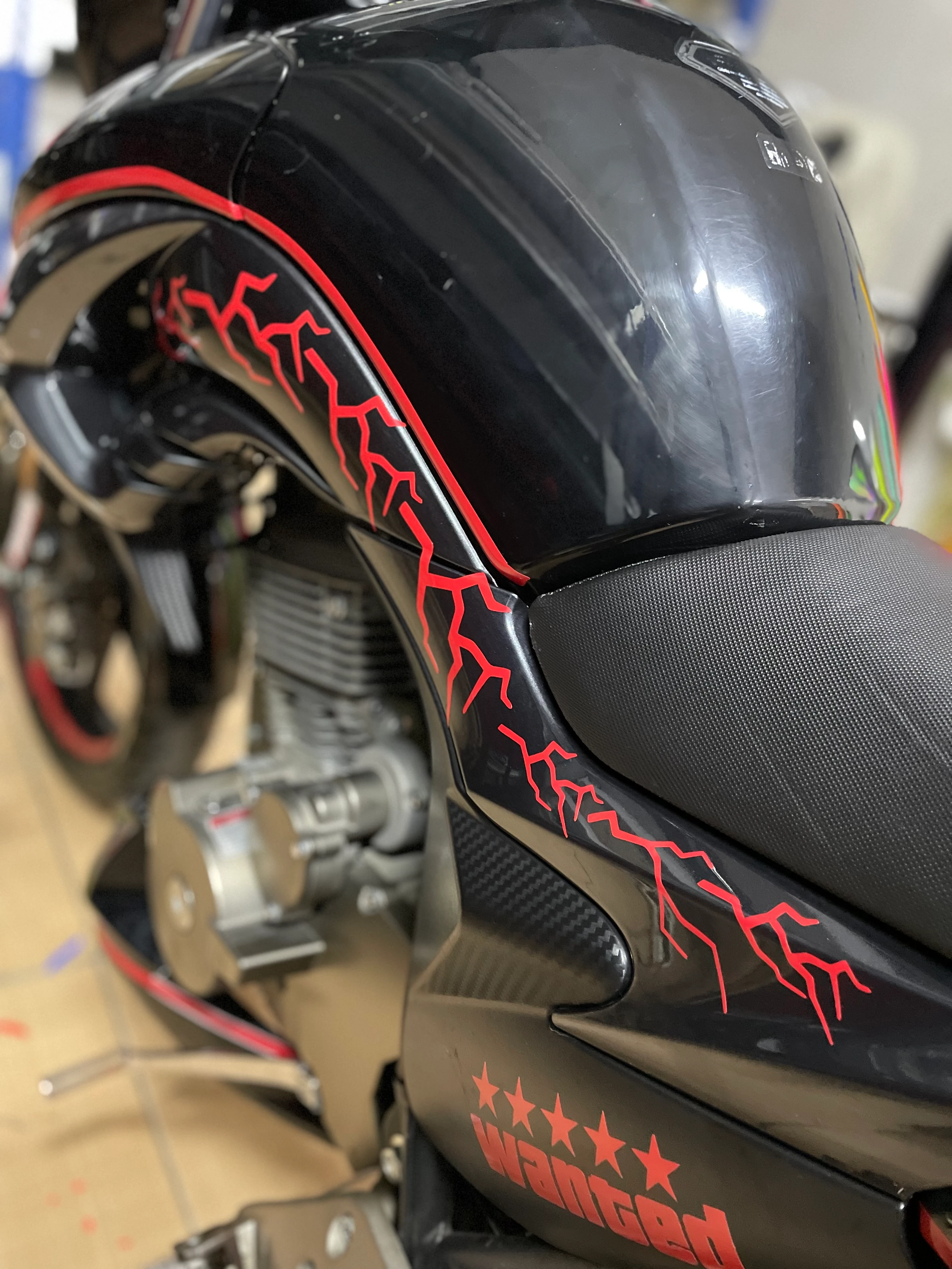 Motosiklet ve Kask için Kırmızı Renk Sticker Şimşek Seti (16 Parça)
