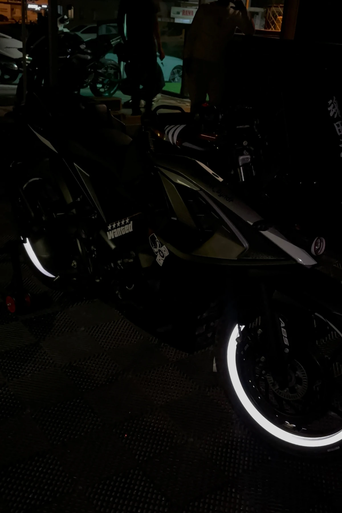 Motosiklet Jantı için 17 Inch Reflektörlü Beyaz Yarım Jant Şeridi Sticker Seti (4 Parça)