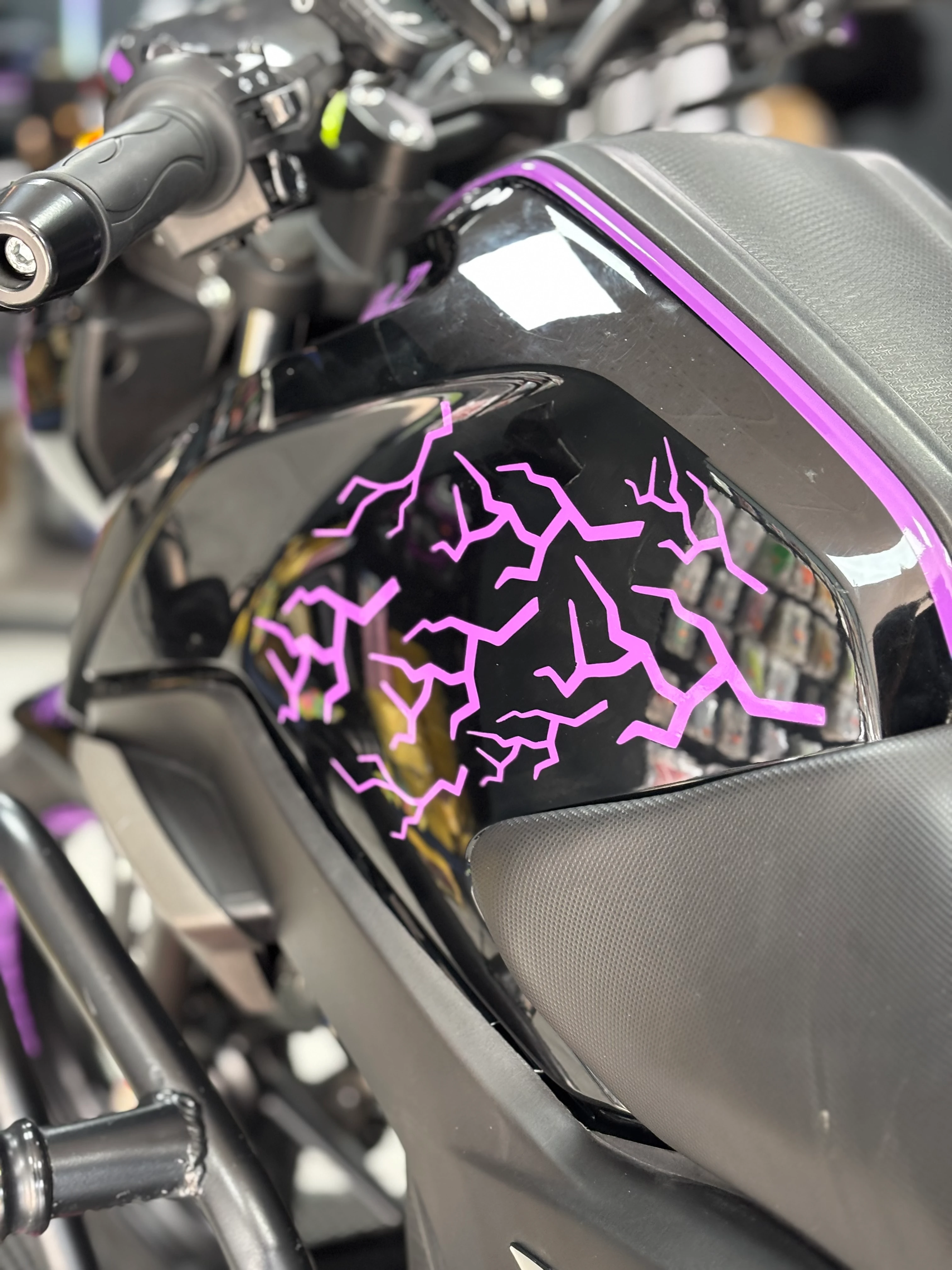 Motosiklet ve Kask için Mor Renk Yıldırım Şimşek Seti (16 Parça)