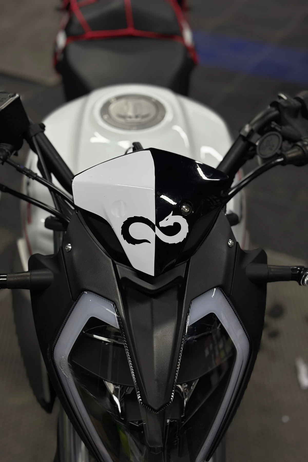 Benelli 125s ve RKS RK125 için Ejder Desenli Beyaz Kafa Detay Sticker 