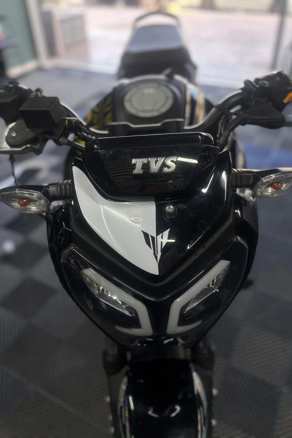 TVS Raider 125 için Beyaz Renk MT Logolu Detay Sticker 