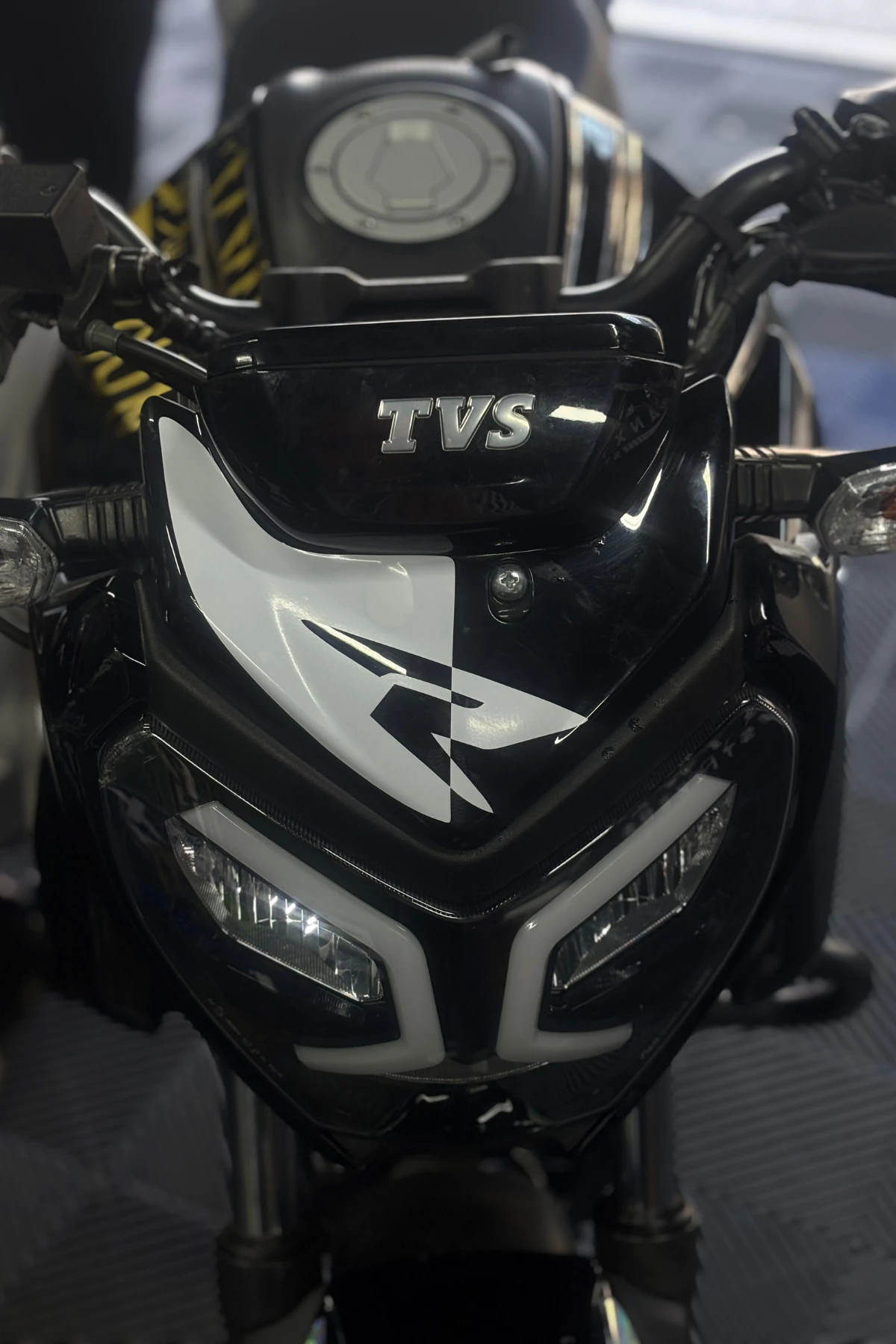 TVS Raider için R Logolu Beyaz Renk Kafa Detay Sticker 