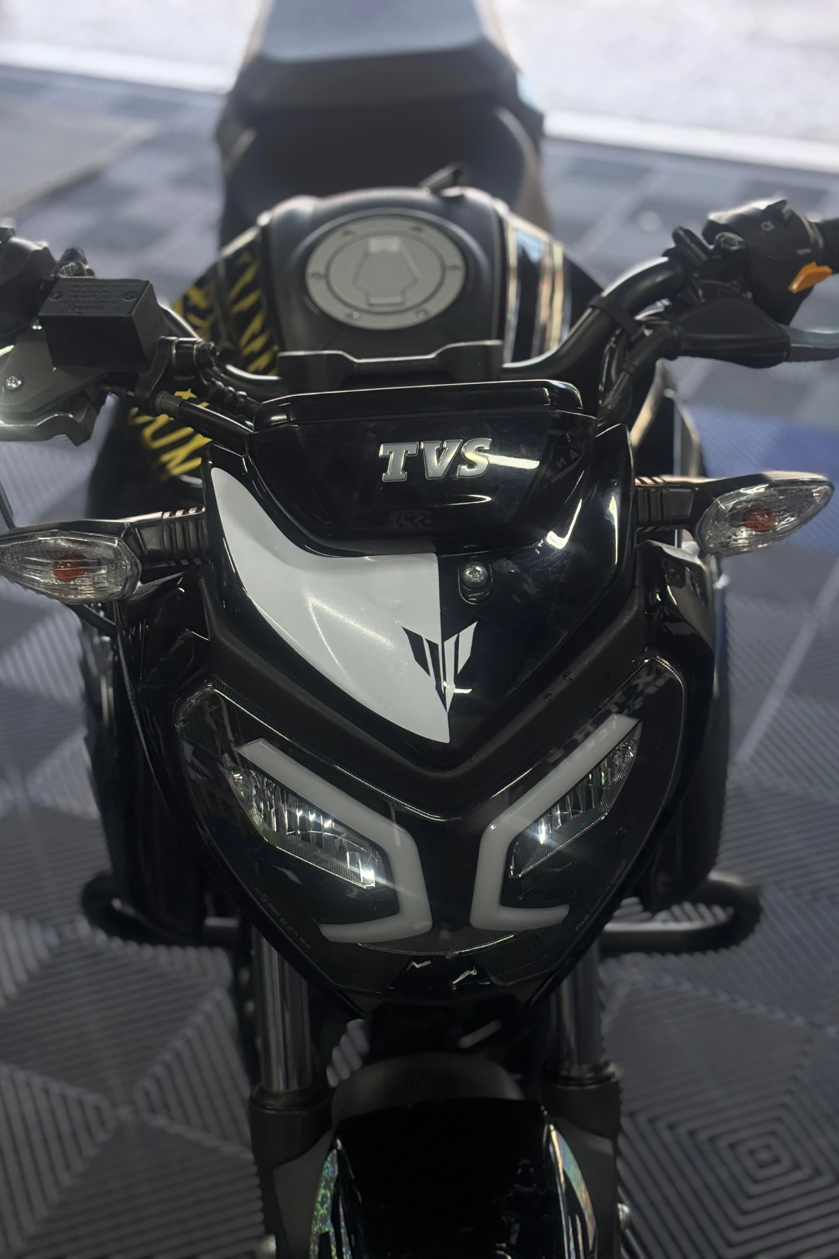 TVS Raider 125 için Beyaz Renk MT Logolu Detay Sticker 